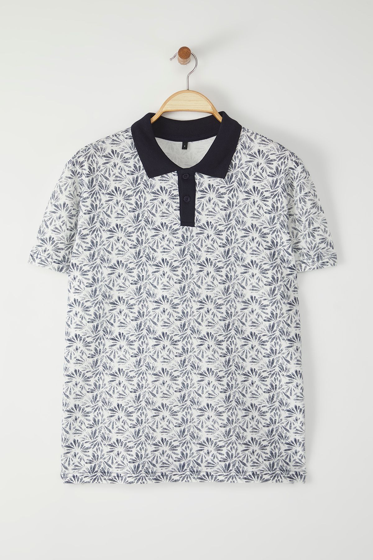 Kolekcia Trendyol-Námornícke modré vzorované polo tričko s výstrihom - Regular Cut TMNSS25PO00032 5