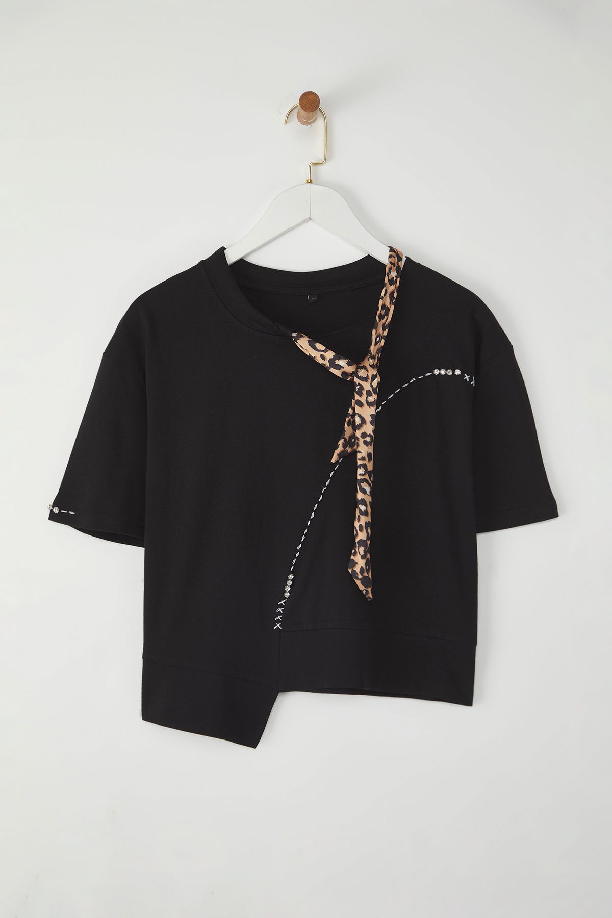 Edit by Trendyol Czarny T-shirt z dekoltem halter w panterkę TEDSS24TS00001