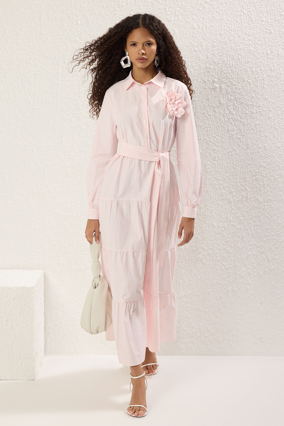 Trendyol Modest Różowa Sukienka W Paski Z Kwiatowym Dodatkiem Kobieta - 40