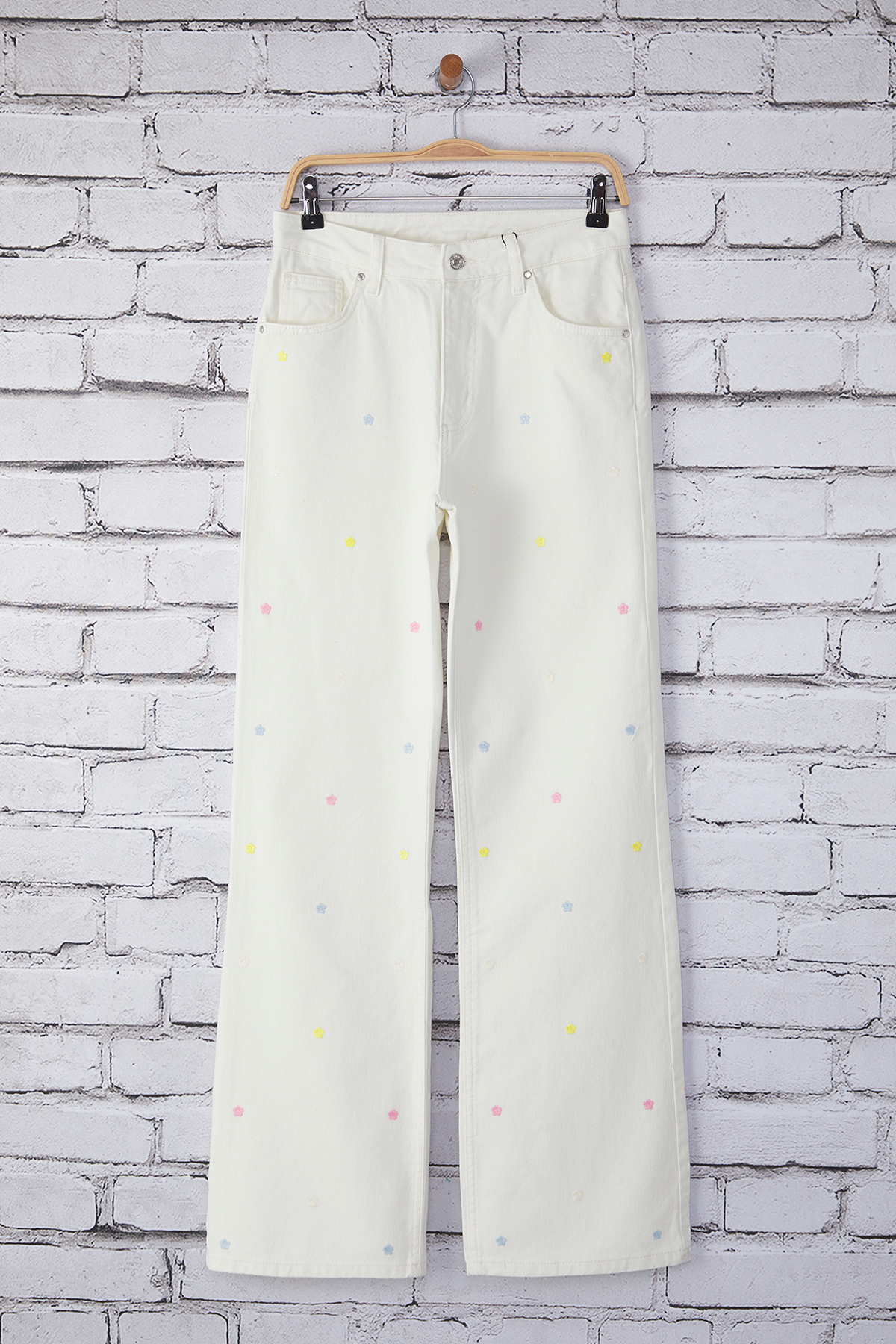 Trendyolmilla  Beyaz Çiçek Nakışlı Normal Bel Wide Leg Jeans TWOSS25JE00232 - Görsel 6