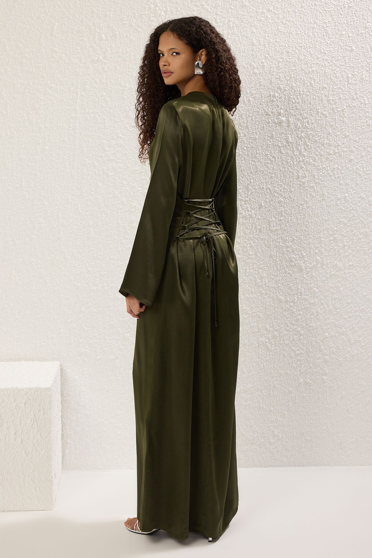 Trendyol Modest-Khakifarbenes Brit-Abendkleid aus gewebtem Satin mit detaillierten Details TCTSS25DB00001 4