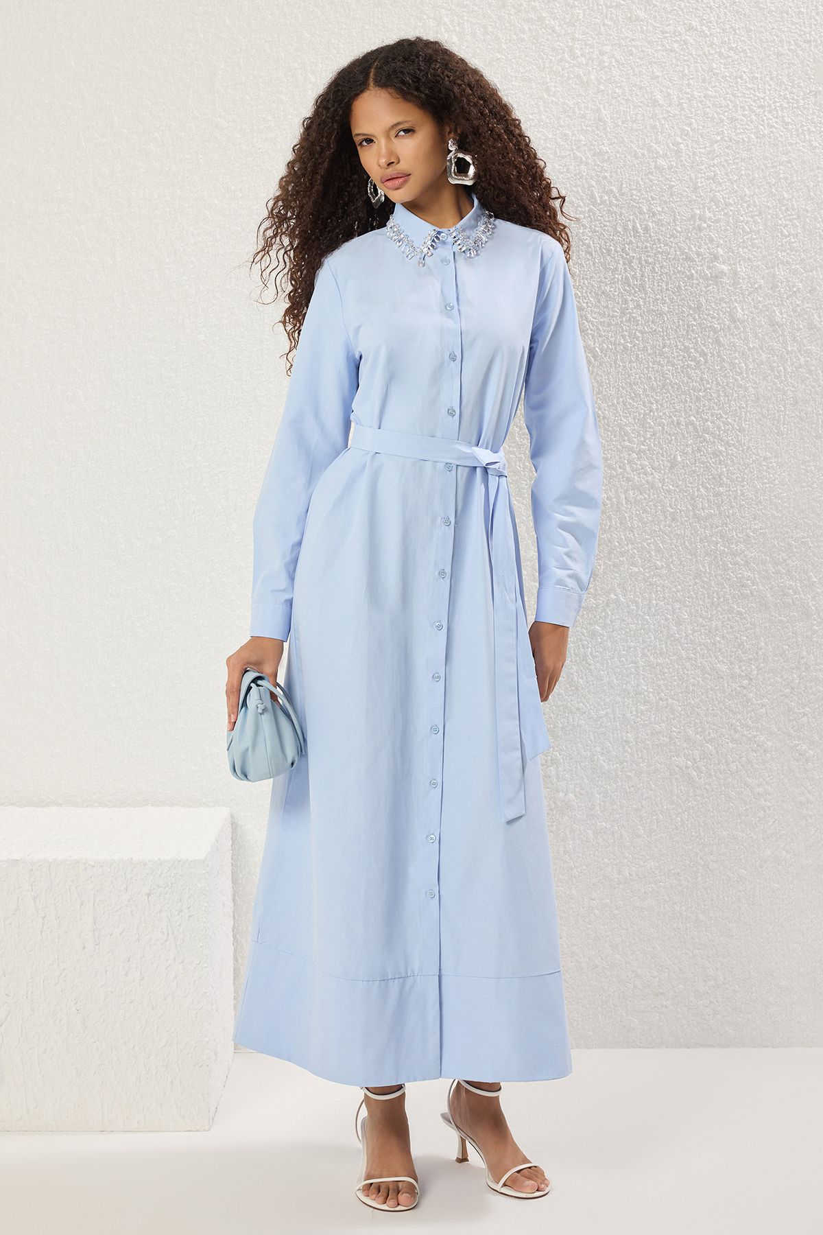 Trendyol Modest Světle modré kamenné doplňky Detailní tkané košilové šaty TCTSS25EB00118