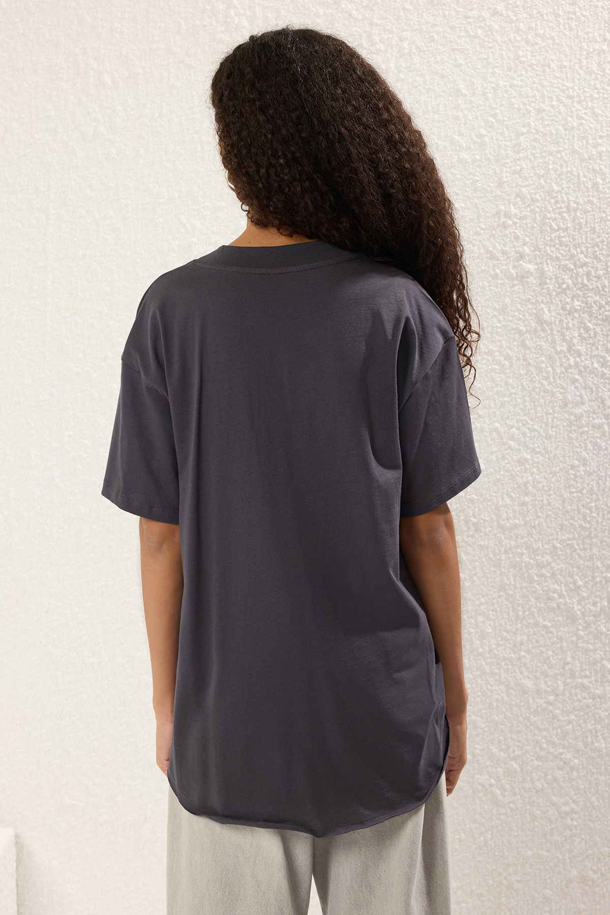 Trendyolmilla  Antrasit %100 Pamuk V Yaka Oversize/Geniş Kesim Örme T-Shirt TWOSS25TS00162 - Görsel 4