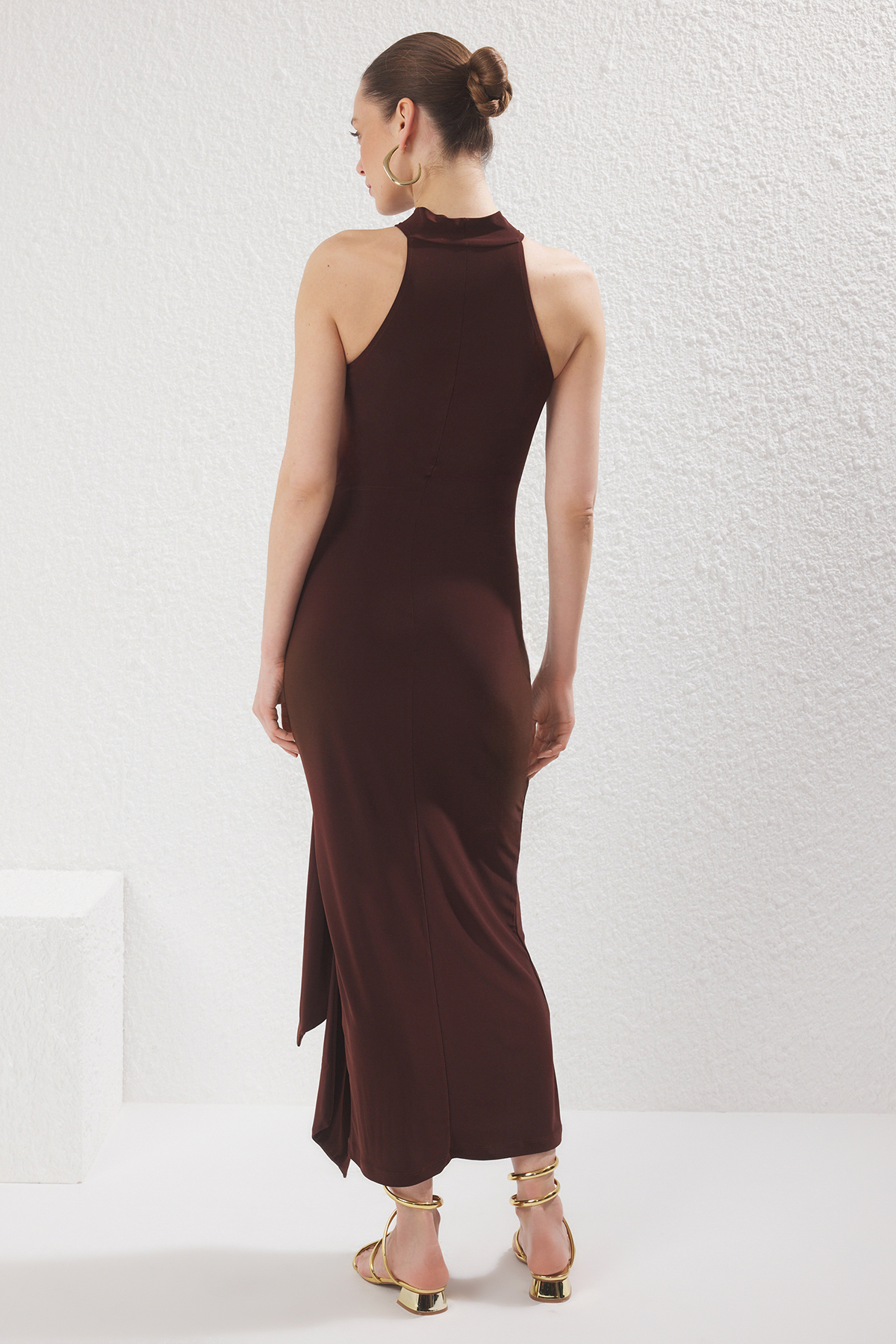 Trendyolmilla  Kahverengi Kuşak Detaylı Halter Yaka Bodycone/Vücuda Oturan Esnek Maxi Örme Elbise TWOSS25EL00689 - Görsel 4
