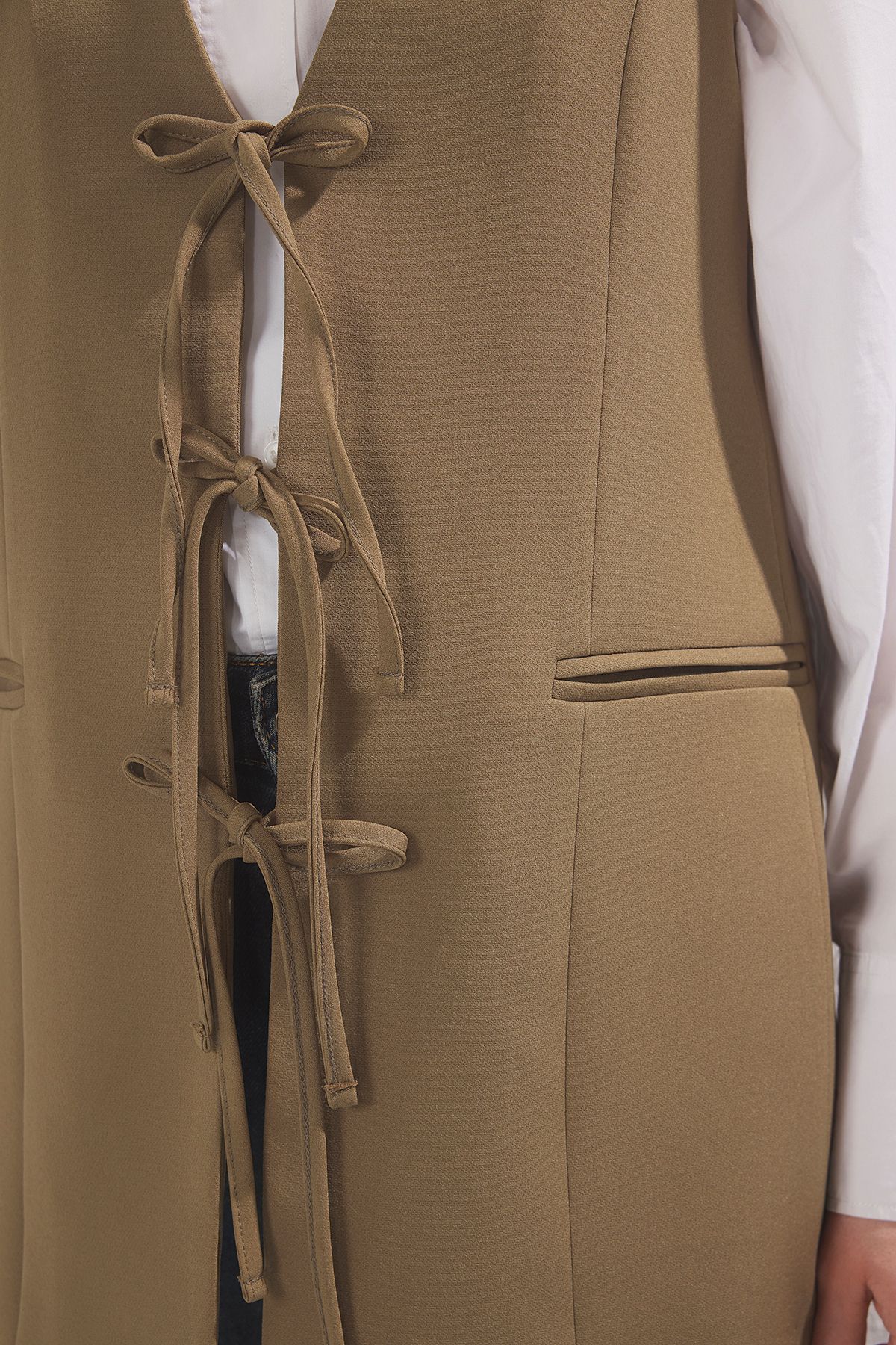 Trendyol Modest-Khakifarbene gewebte Weste mit Schnürverschluss vorne TCTSS24YL00003 3