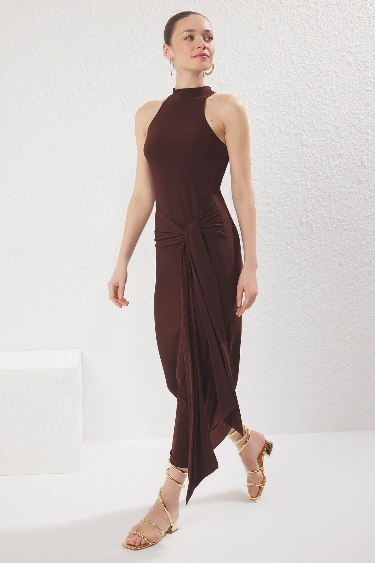 Trendyolmilla  Kahverengi Kuşak Detaylı Halter Yaka Bodycone/Vücuda Oturan Esnek Maxi Örme Elbise TWOSS25EL00689 - Görsel 2