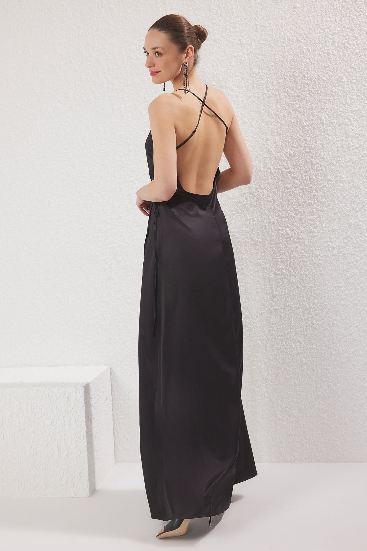 Kolekcia Trendyol-Čierne saténové tkané dlhé elegantné večerné šaty v áčkovej línii TPRSS25AE00108 4