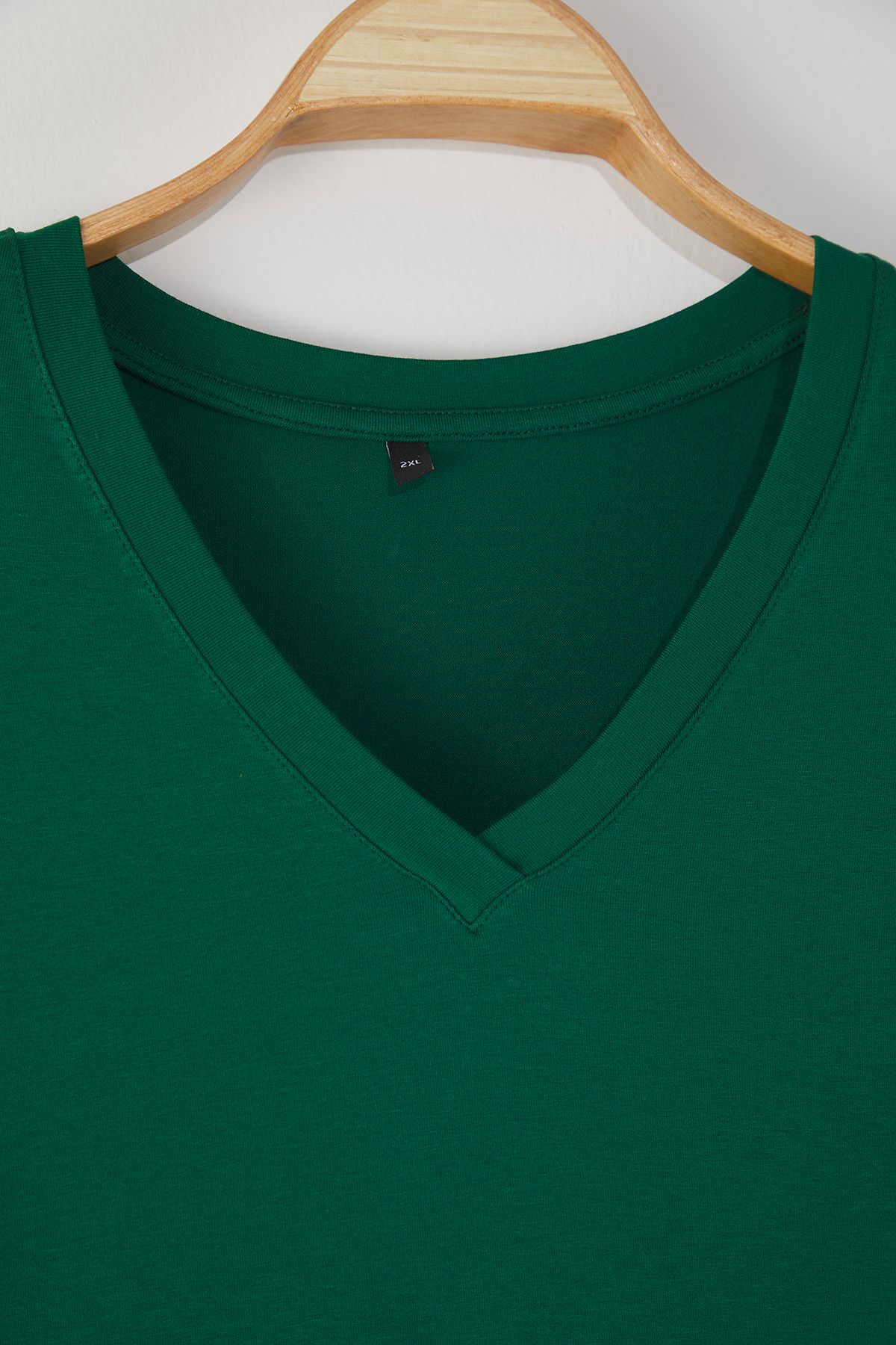 Trendyol Curve-Smaragdově zelené tričko Regular Fit s výstřihem do V TBBSS25BF00062 6