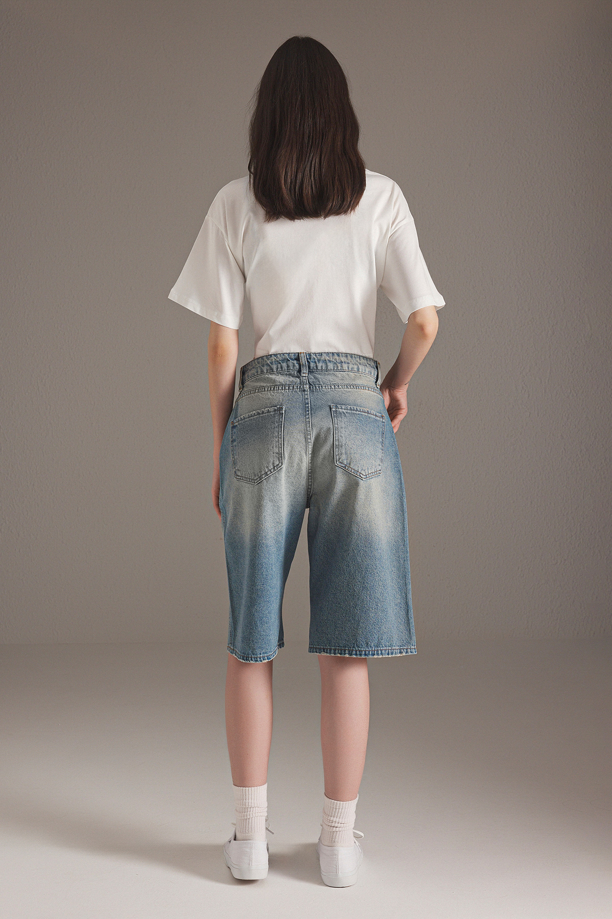 Trendyolmilla  Mavi Soluk Efekt Vintage Normal Bel Denim Jorts Bermuda TWOSS25SR00150 - Görsel 4