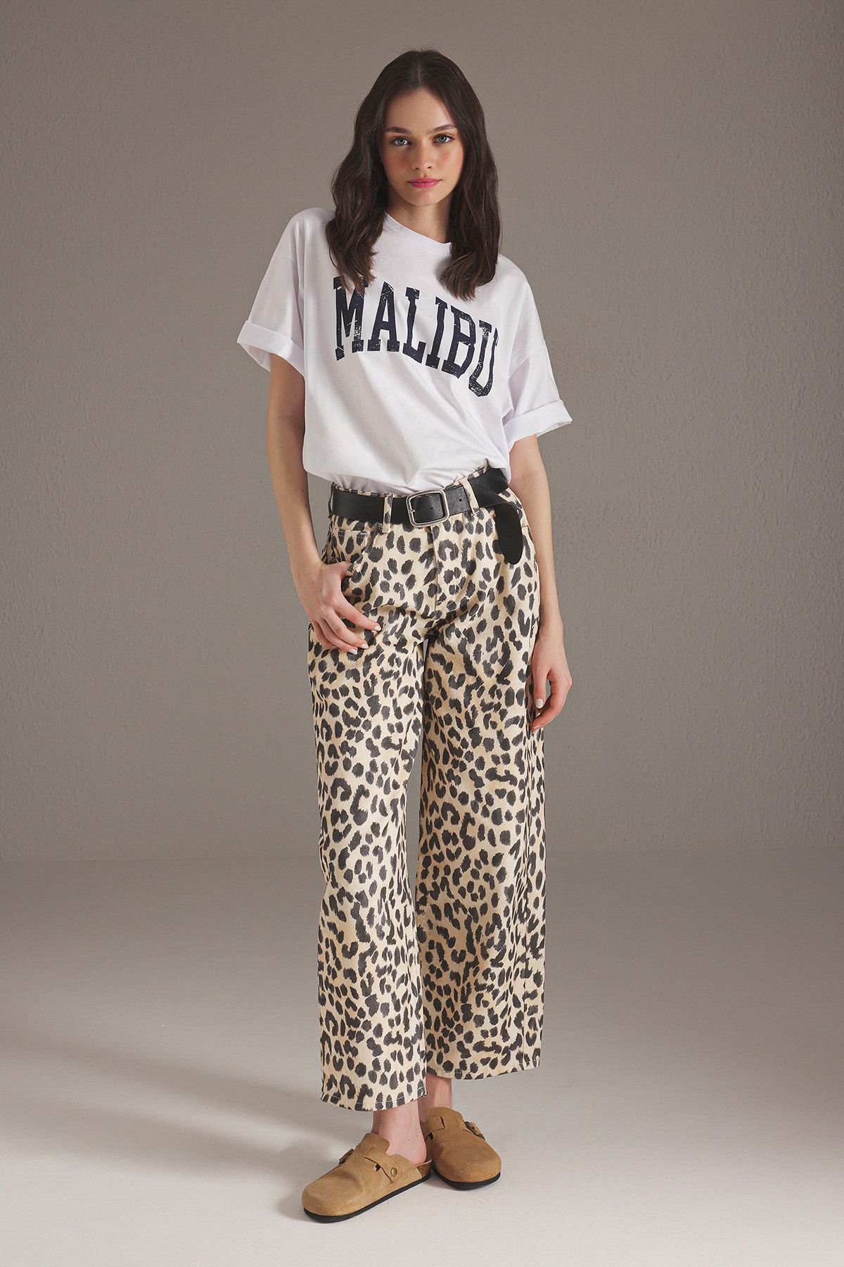 Trendyol Collection Jeansy w panterkę w kolorowe beczki - normalny stan TWOSS25JE00246