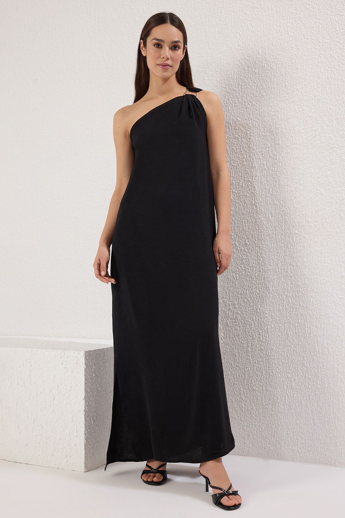 Trendyol Collection Fekete, egyenes szabású kiegészítő, részletes maxi szőtt ruha TWOSS25EL00555