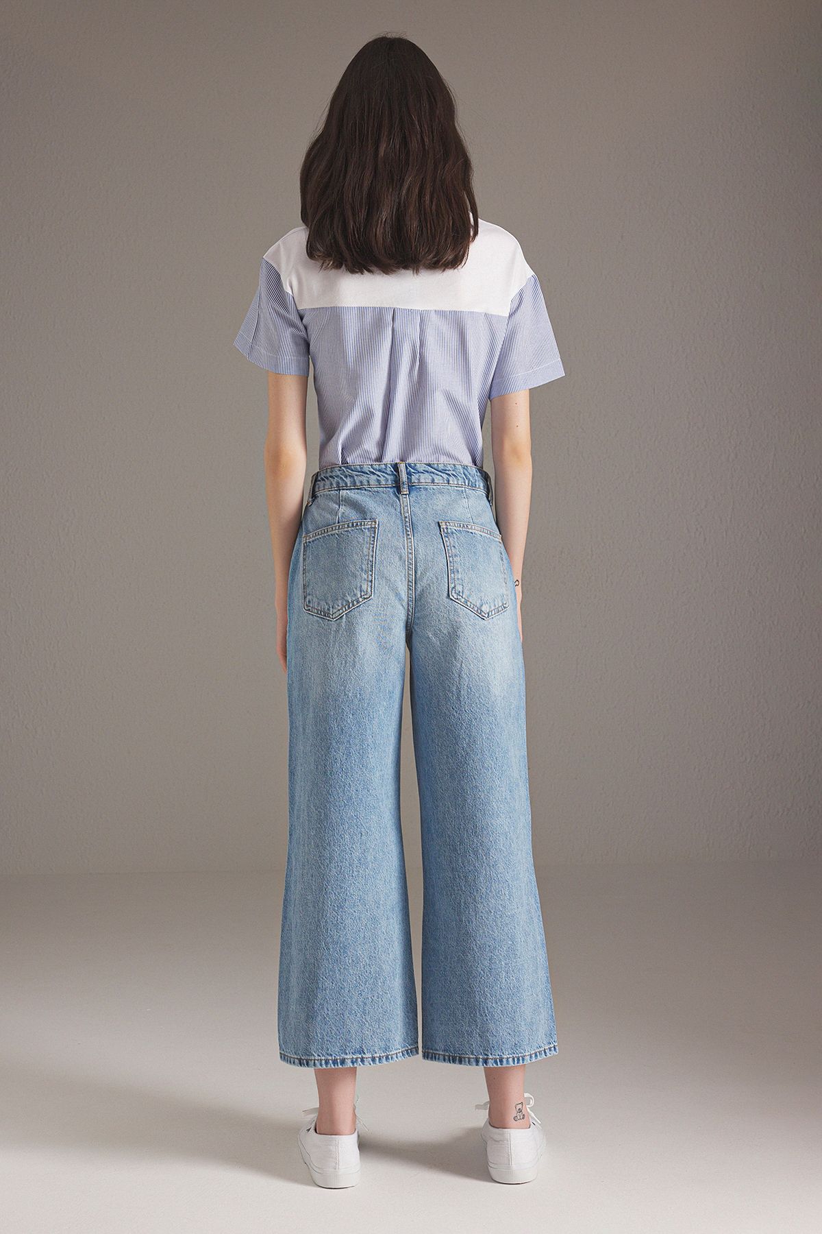 Trendyol Collection-Blaue Culotte-Jeans mit Knopfdetail und hoher Taille TWOSS25JE00223 4