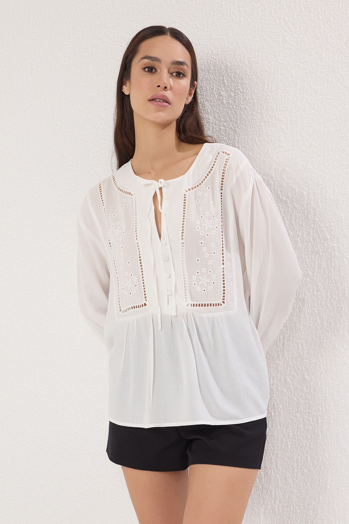 Trendyol Collection-Λευκή υφαντή μπλούζα με γιακά με σχοινί με λεπτομέρεια κέντημα με μπαλόνι TWOSS25BZ00353 2