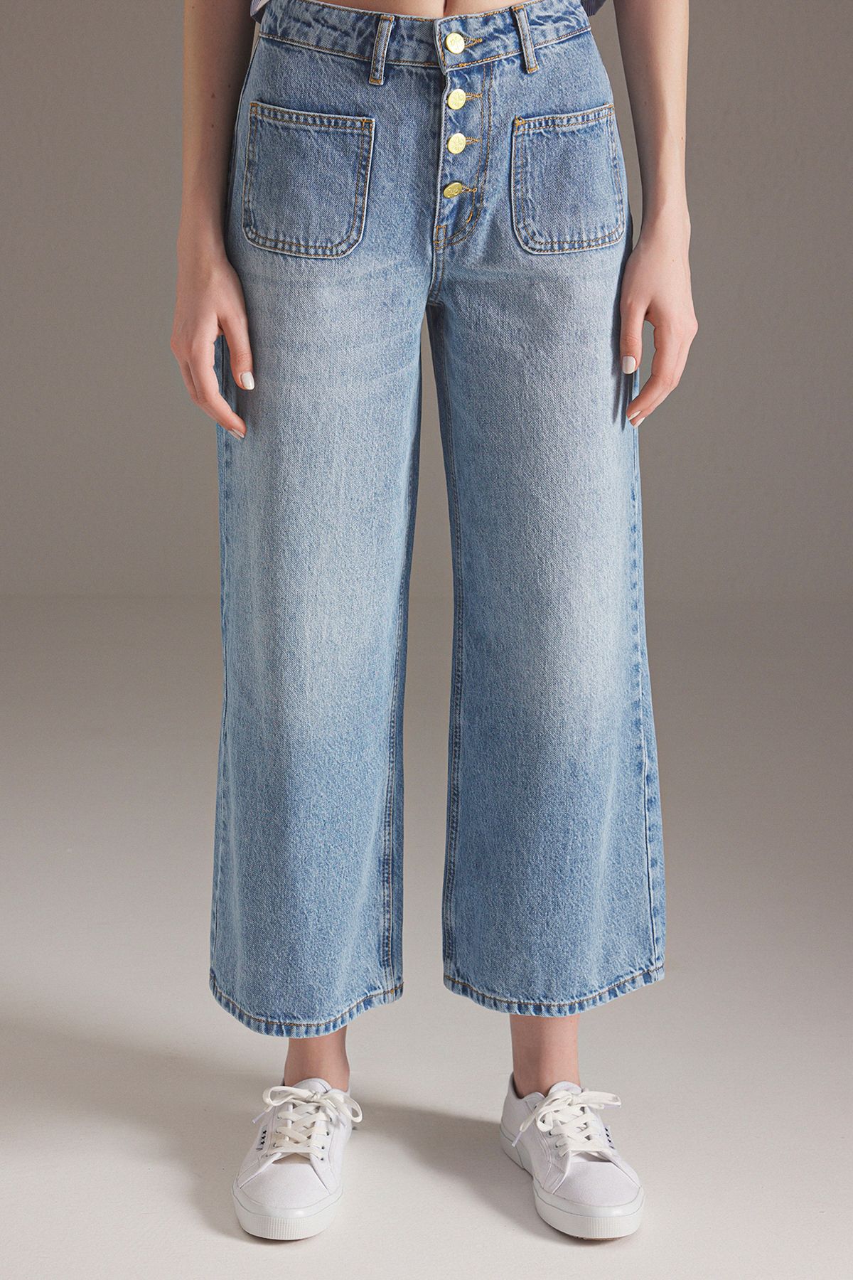 Trendyol Collection-Blaue Culotte-Jeans mit Knopfdetail und hoher Taille TWOSS25JE00223 3