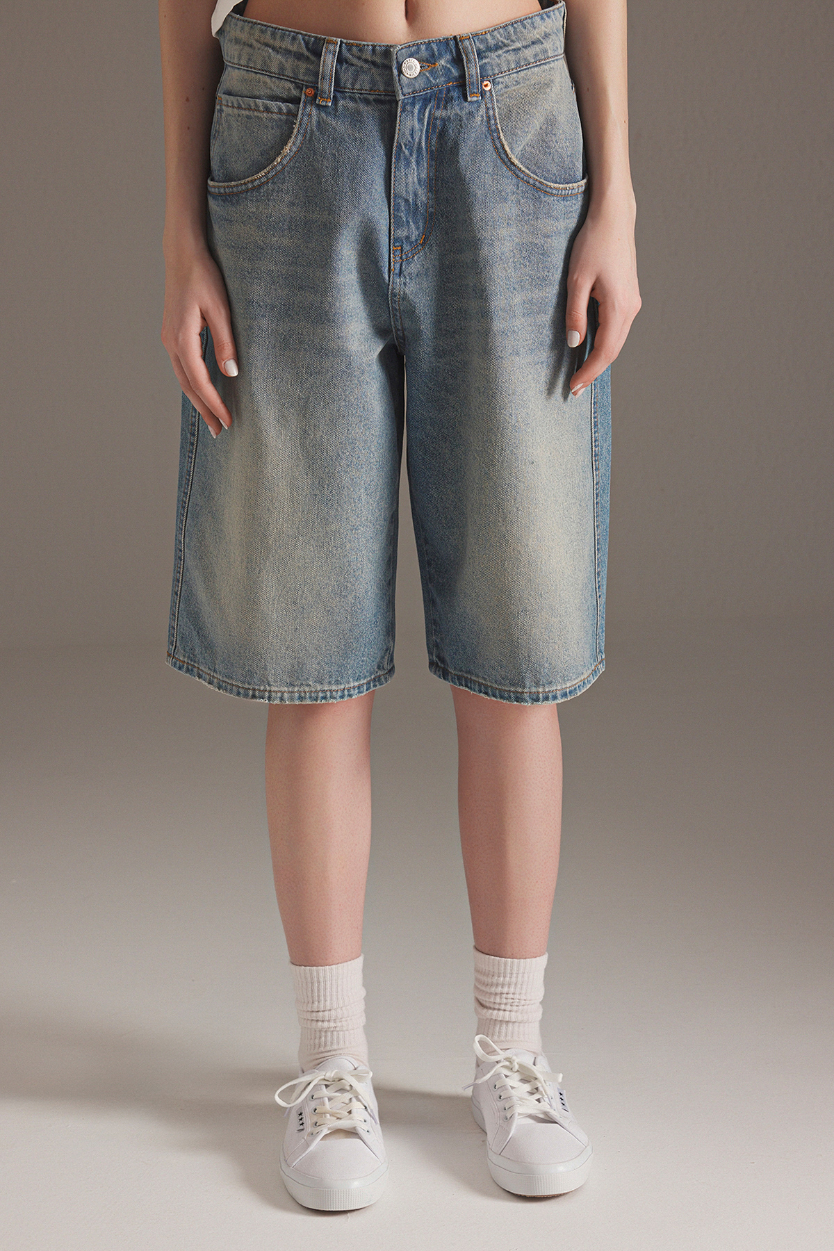 Trendyolmilla  Mavi Soluk Efekt Vintage Normal Bel Denim Jorts Bermuda TWOSS25SR00150 - Görsel 3