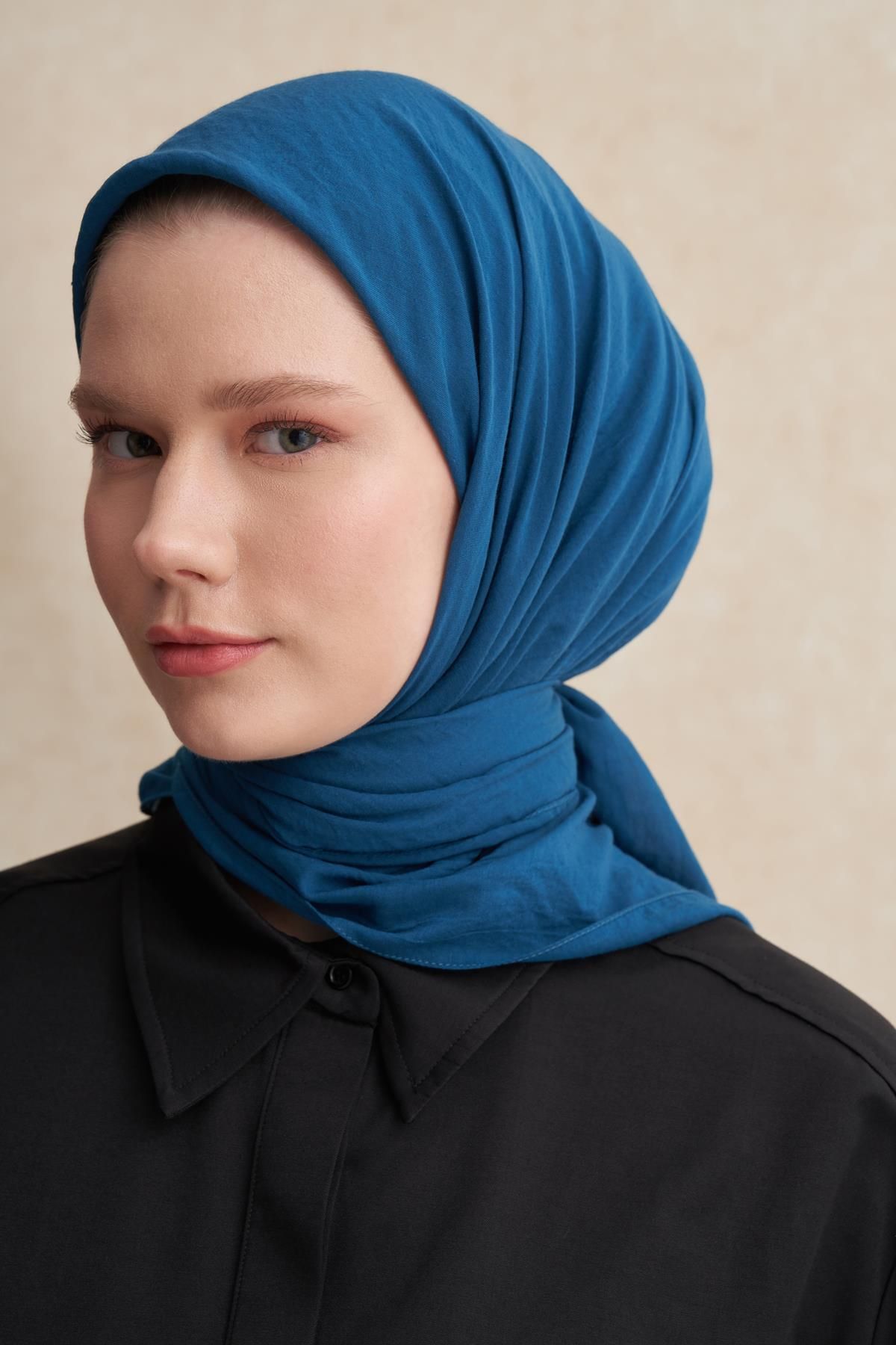 carell-Organic Crinkle Scarf, Petrol Blue 2