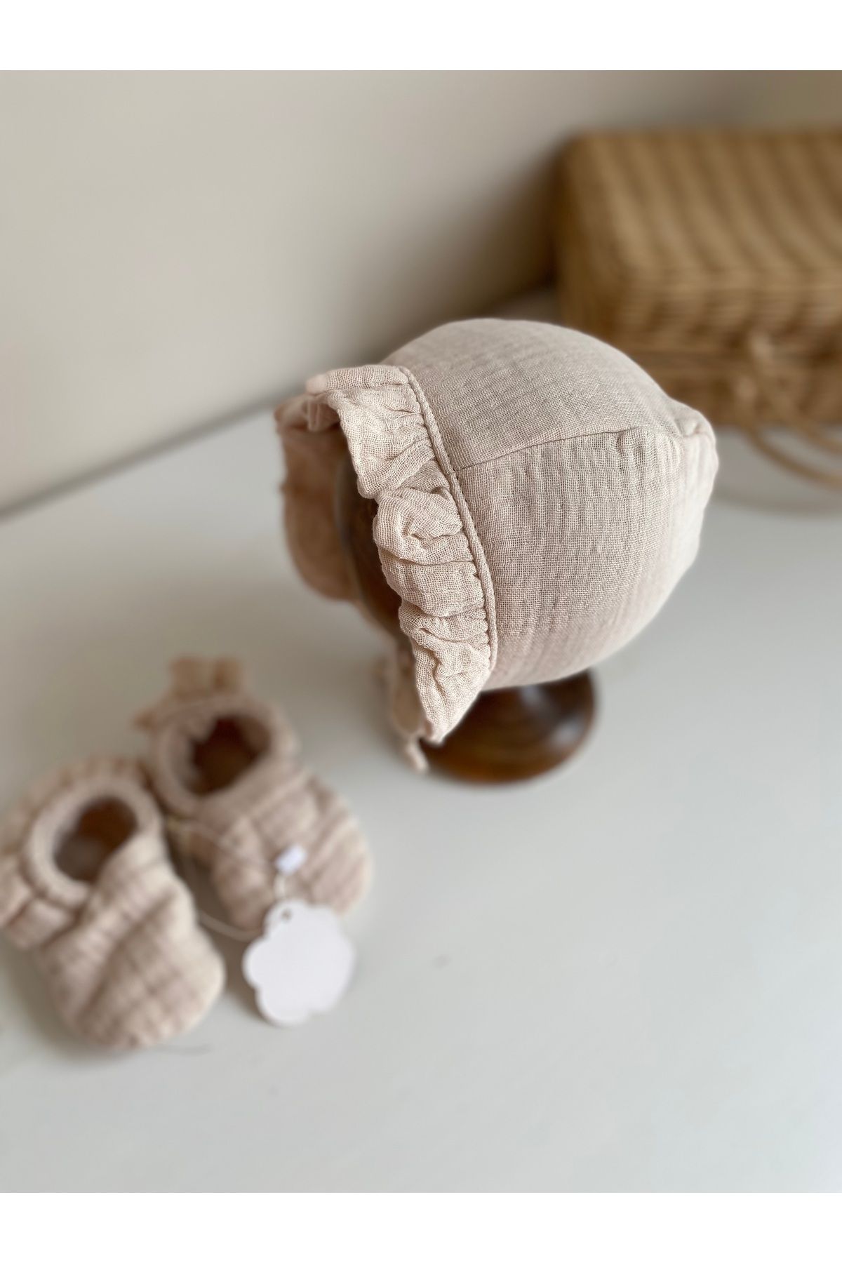 tontirik-Muslin Cotton Ruffle Hat and Booties 3