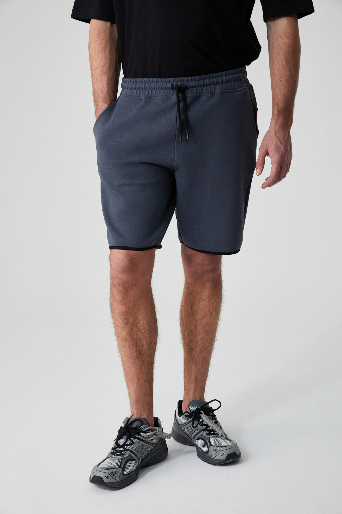 GRIMELANGE  SOLERO Erkek Beli Lastikli Cepli Relaxed Baskı Detaylı Antrasit Şort - Görsel 3