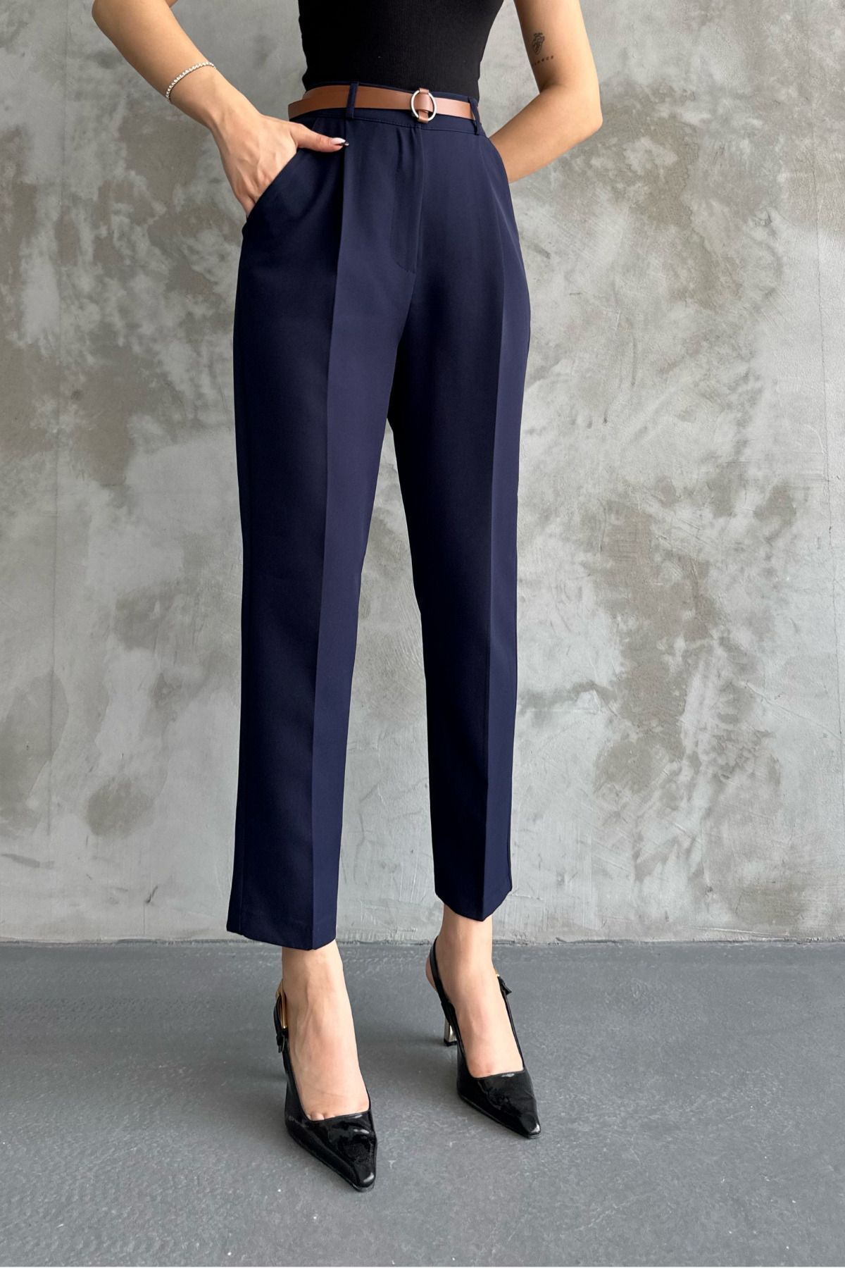 macharel jeans-بنطلون نسائي نحيف الساق مطوي وحزام من القماش الموسمي باللون الأزرق الداكن 8