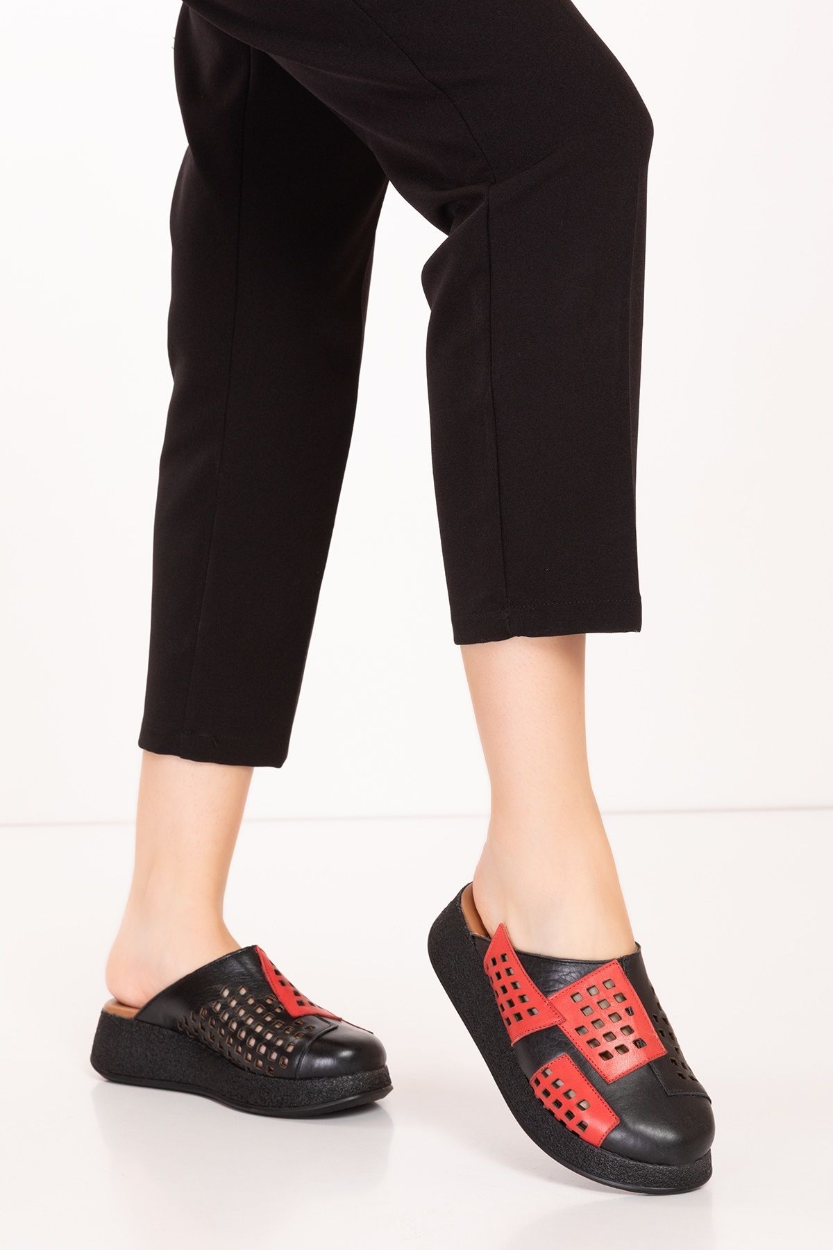 دمپایی سیاه زنانه برش لیزر واقعی خط پر کردن روزانه Slipper MLK.3229 Gondol