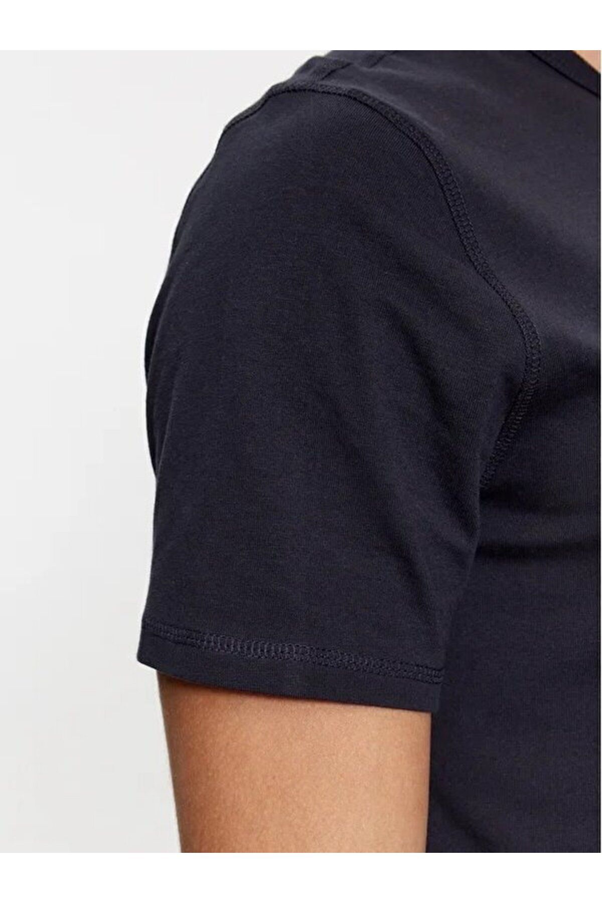 Guess-Triangle Guess Men's Regular Fit T-Shirt 5