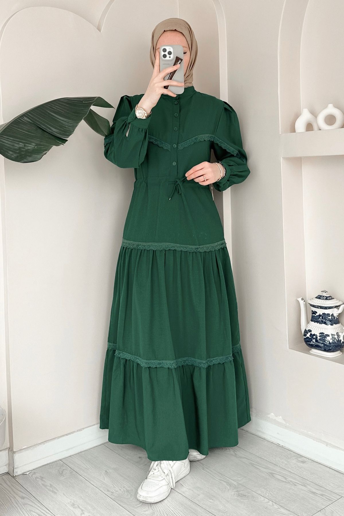 ModaAycan-Emerald Dress Lace Judge Collar Model 1