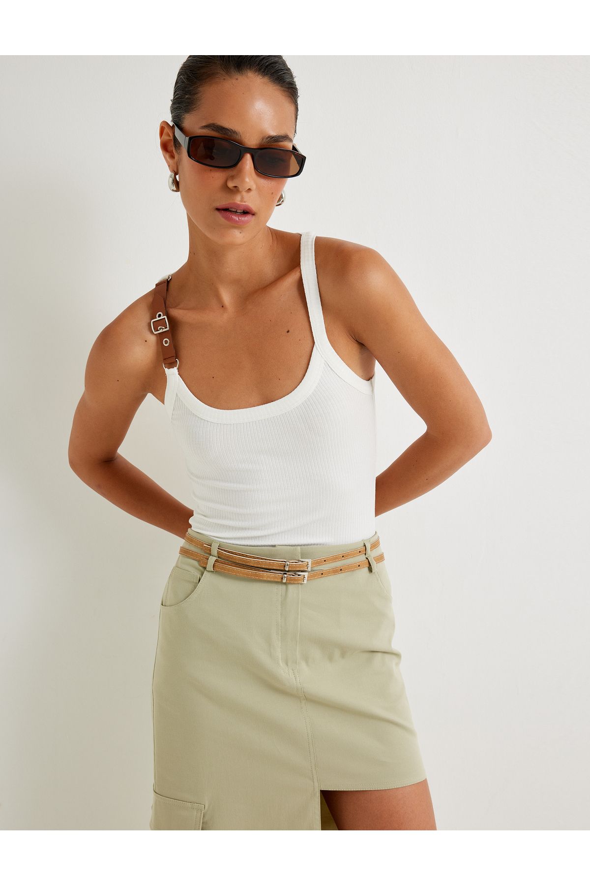 Koton Yeni Sezon Koton X Sima Tarkan - Askılı Kemer Detaylı Üst Slim Fit Viskoz Kumaş