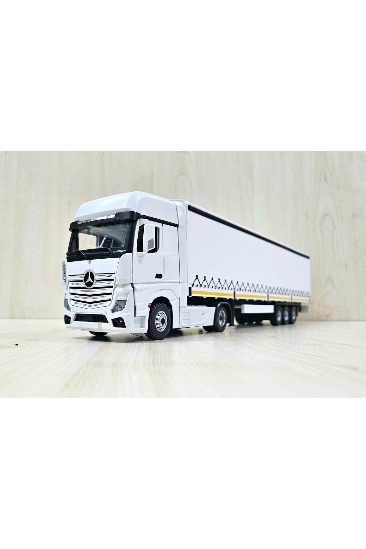 Maket 1/36 ölçekli MERCEDES ACTROS 1851 MP4 TIR MAKETİ - SARI