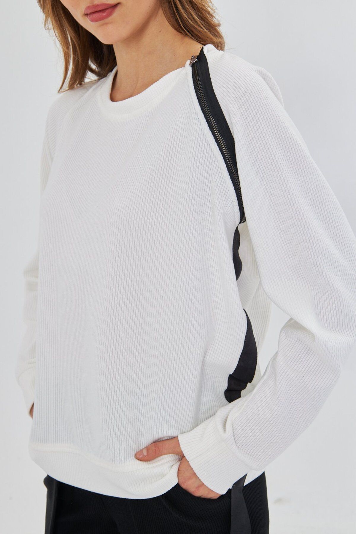 LAMANTE-White Knitted Bluz with Zipper Detail on the Collar 6