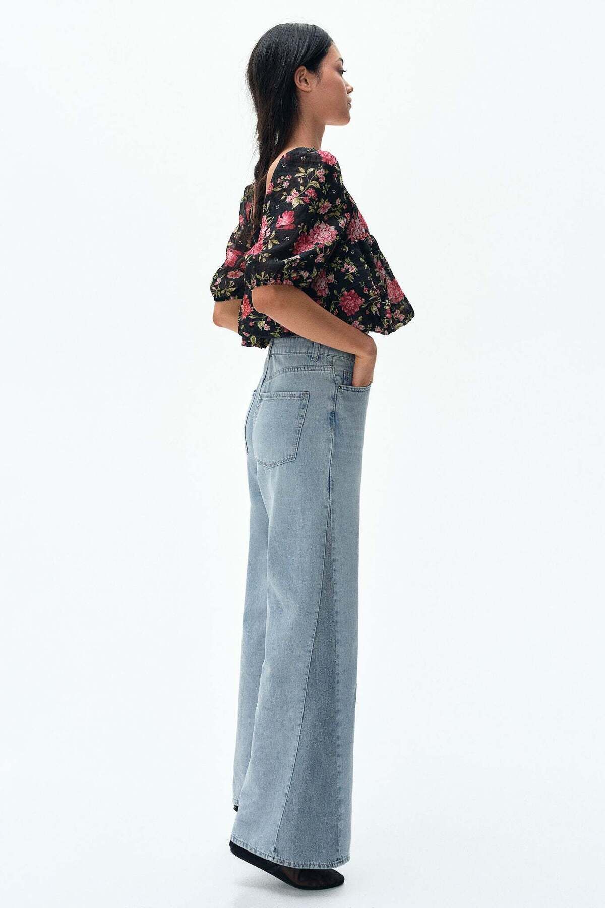 H&M-Feather Soft Flared Ultra High Jeans 1