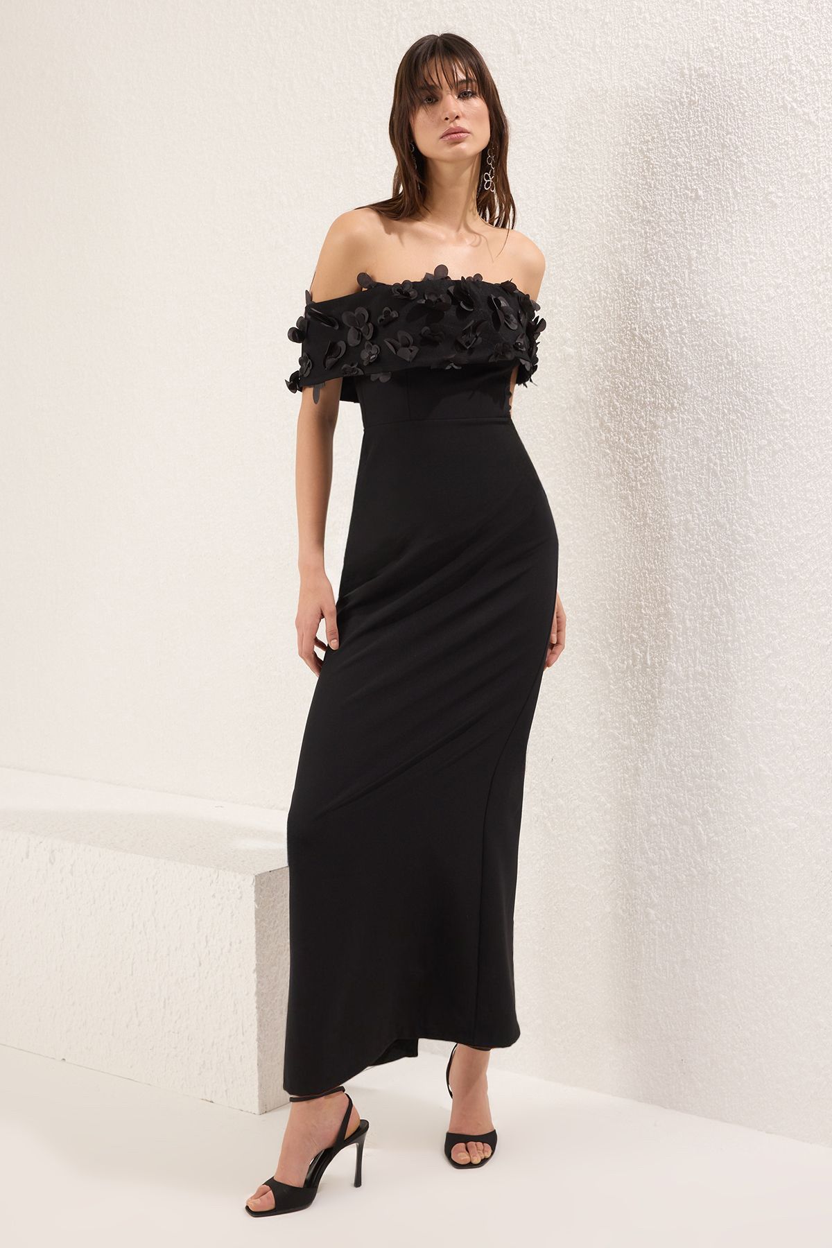 Trendyol Collection-Schwarzes Abendkleid mit Carmen-Kragen und Blumendetail, Nachtkleid TPRSS25AE00107 2