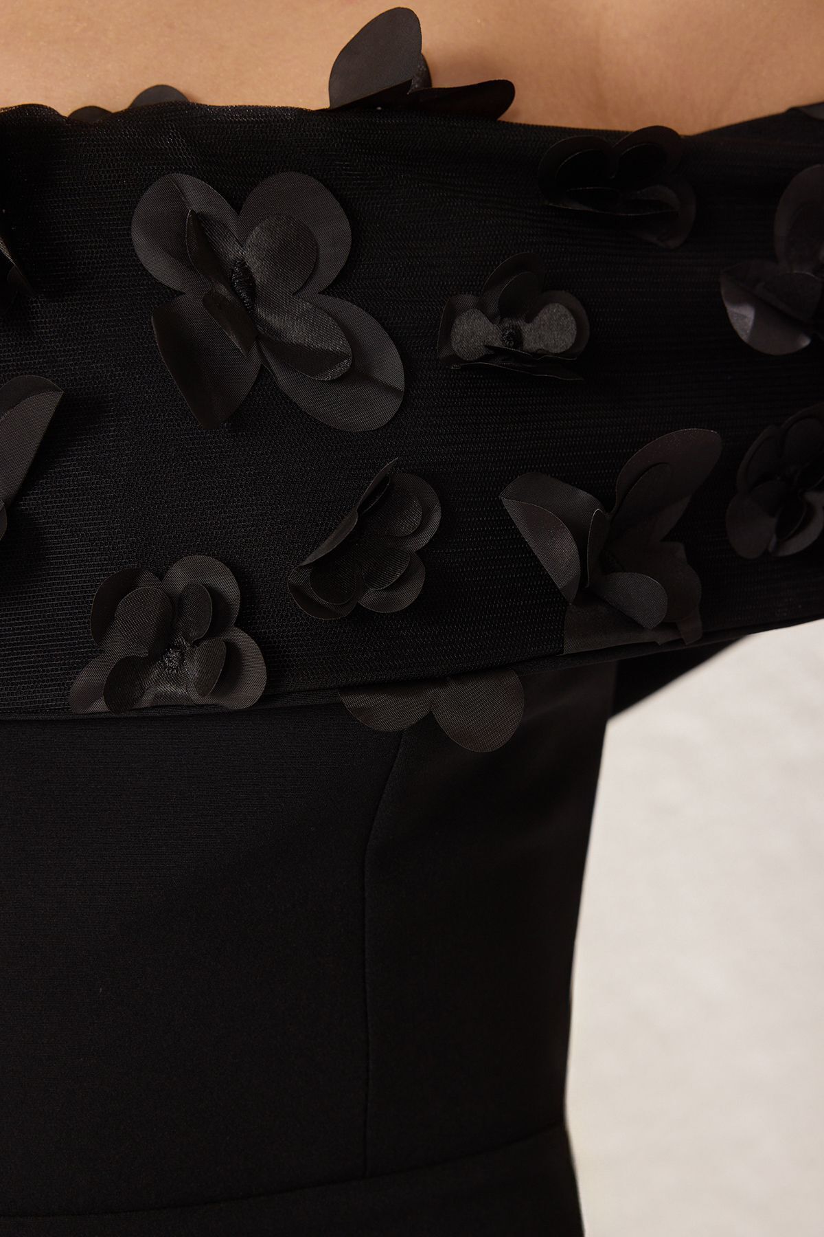 Trendyol Collection-Schwarzes Abendkleid mit Carmen-Kragen und Blumendetail, Nachtkleid TPRSS25AE00107 3