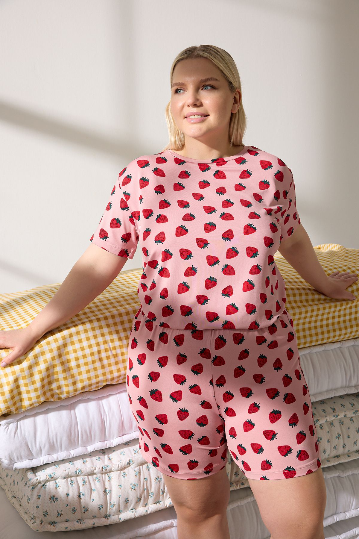 Trendyol Curve Różowy Wzór Truskawkowy Miękki Guzik Milan Dzianinowy Zestaw Piżamowy Tbbss25ai00060 Kobieta - 4XL