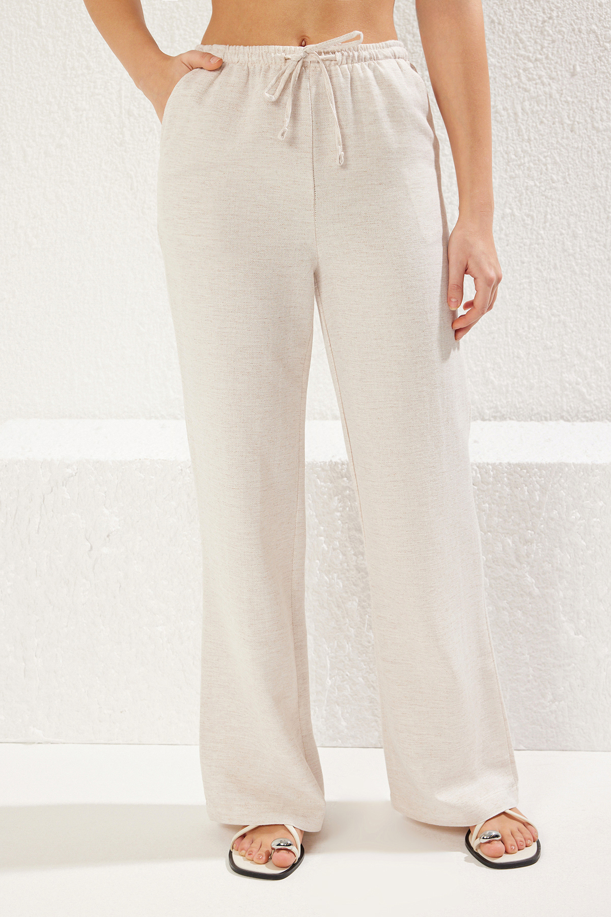 Trendyolmilla  Bej Keten Karışımlı İnce Rahat Kumaş Beli Lastikli Geniş Paça Dokuma Pantolon TWOSS25PL00038 - Görsel 4