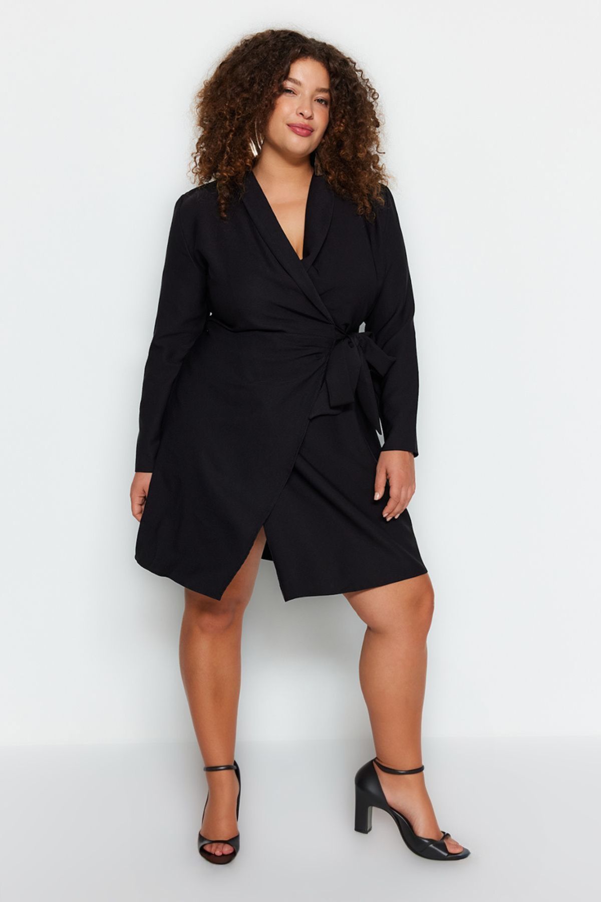 Trendyol Curve-Schwarzes zweireihiges Minikleid in Übergröße - TBBAW24AH00058 1
