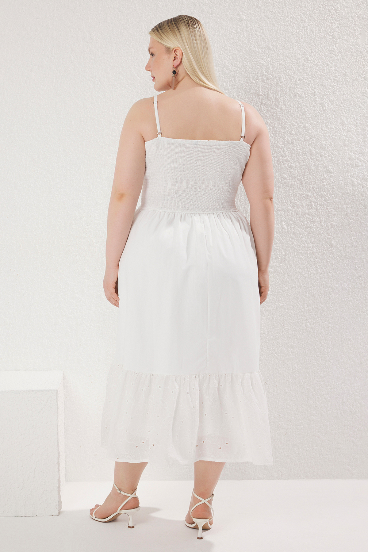 Trendyol Curve-Weißes Sommerkleid mit Gipeli-Trägern und gewebtem Midi-Kleid in Übergröße TBBSS25AH00165 4