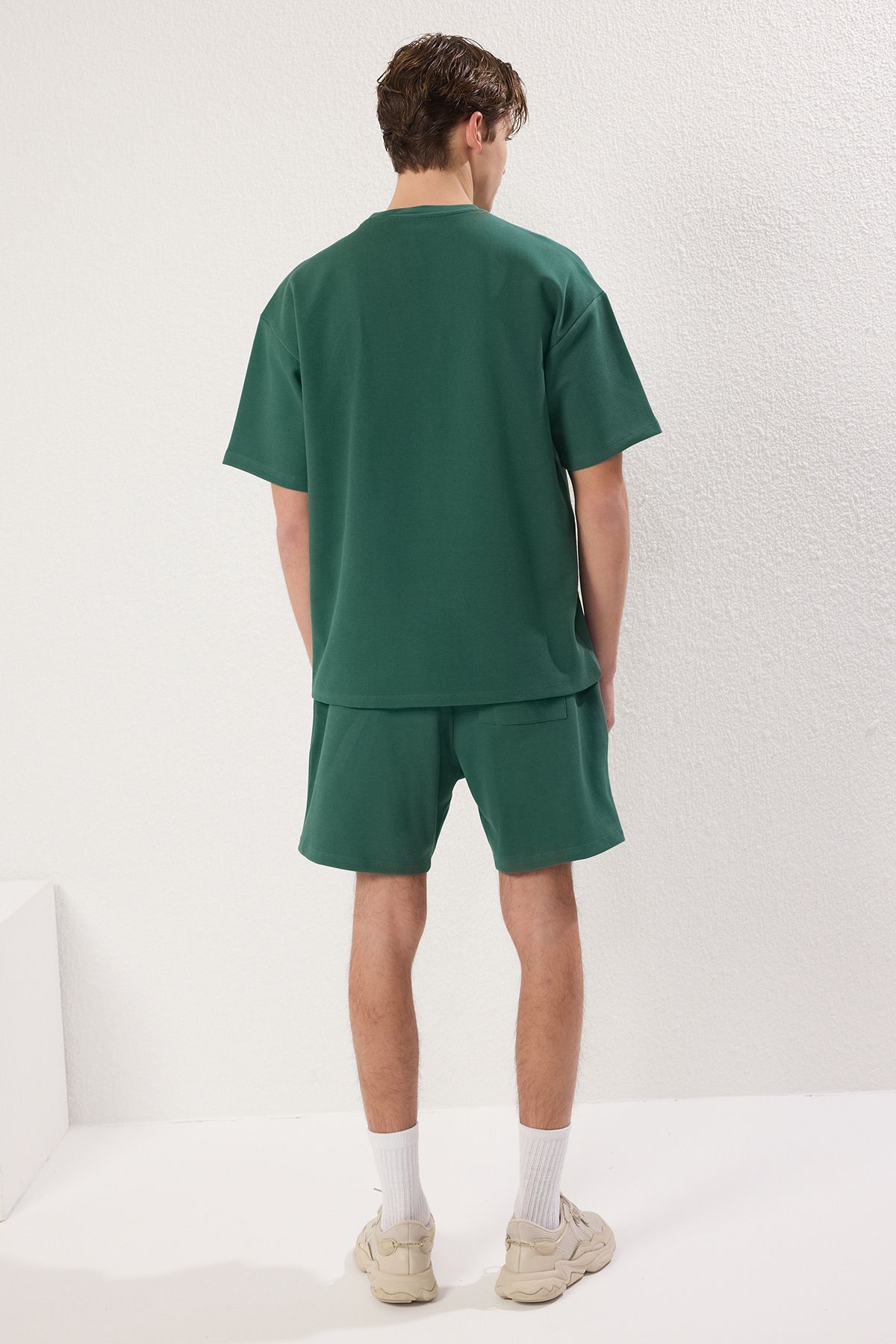 Trendyol Collection-Sada bavlněných triček, šortek a tepláků smaragdově zelené oversize 5