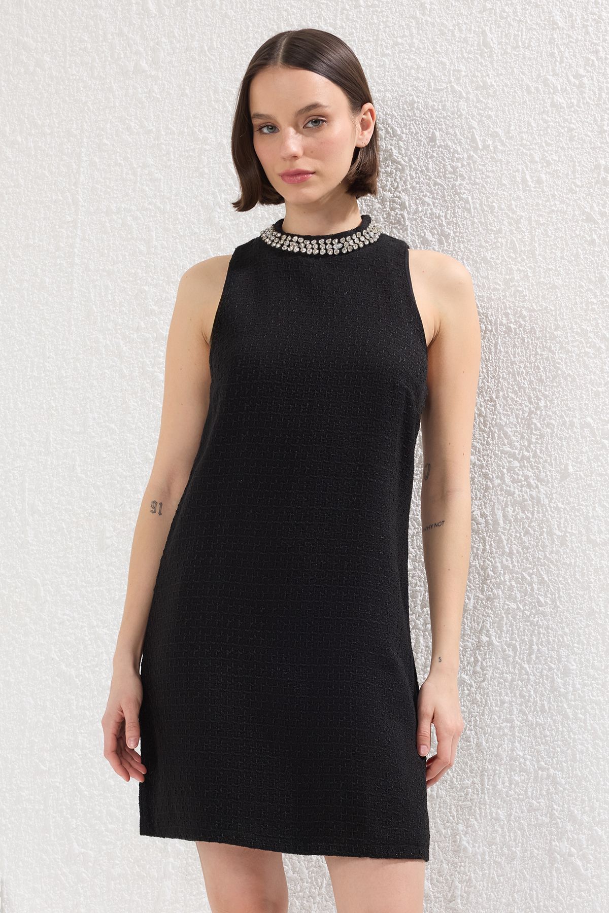 Trendyol Collection Czarna, Kamienna, Szczegółowa, Podszyta, Cienka, Tweedowa Mini Sukienka Tkana Twoss25el00754 Kobieta - 42