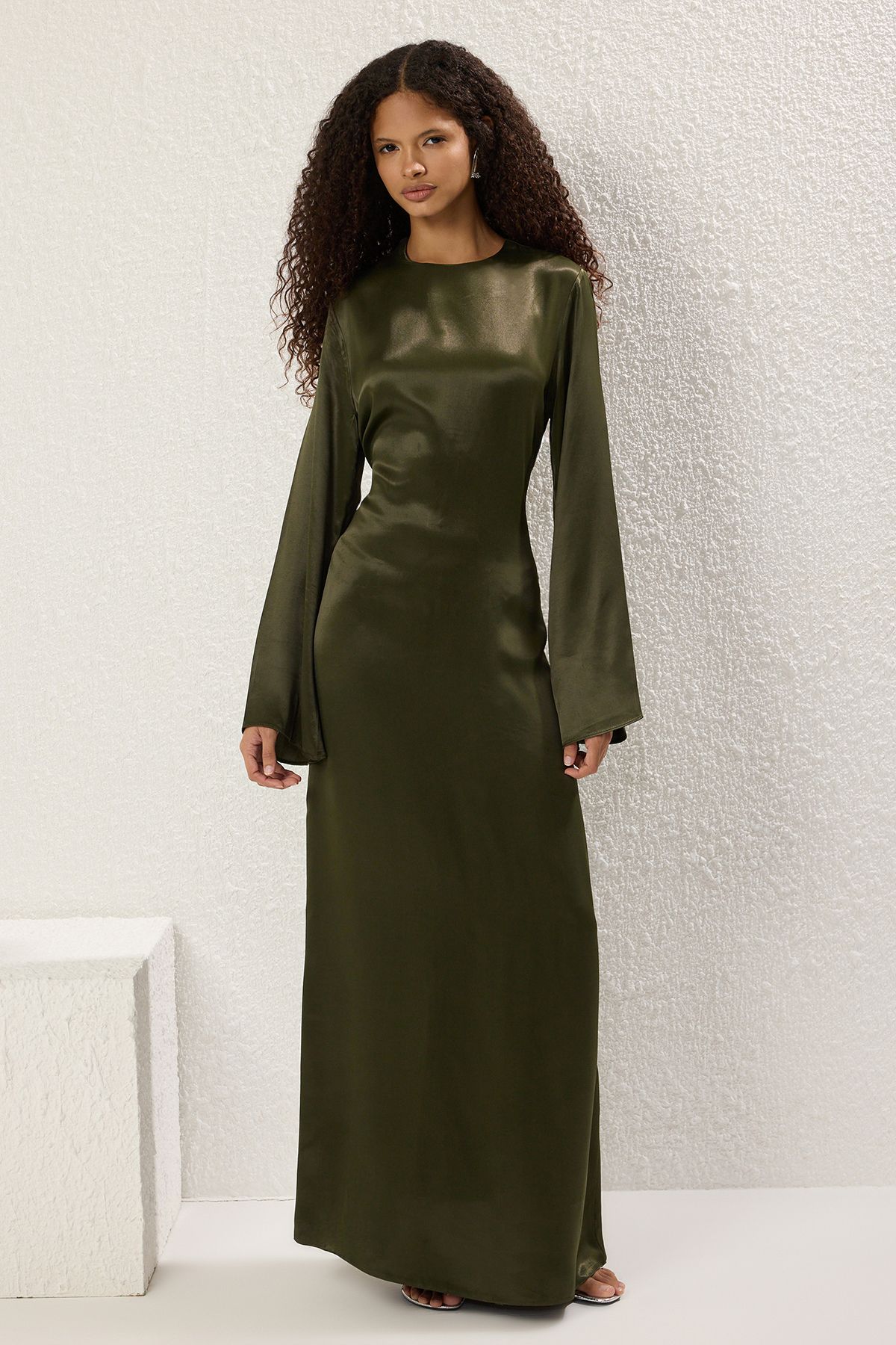 Trendyol Modest-Khakifarbenes Brit-Abendkleid aus gewebtem Satin mit detaillierten Details TCTSS25DB00001 2