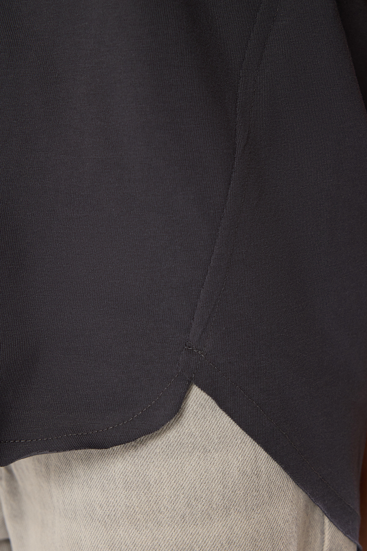 Trendyolmilla  Antrasit %100 Pamuk V Yaka Oversize/Geniş Kesim Örme T-Shirt TWOSS25TS00162 - Görsel 3