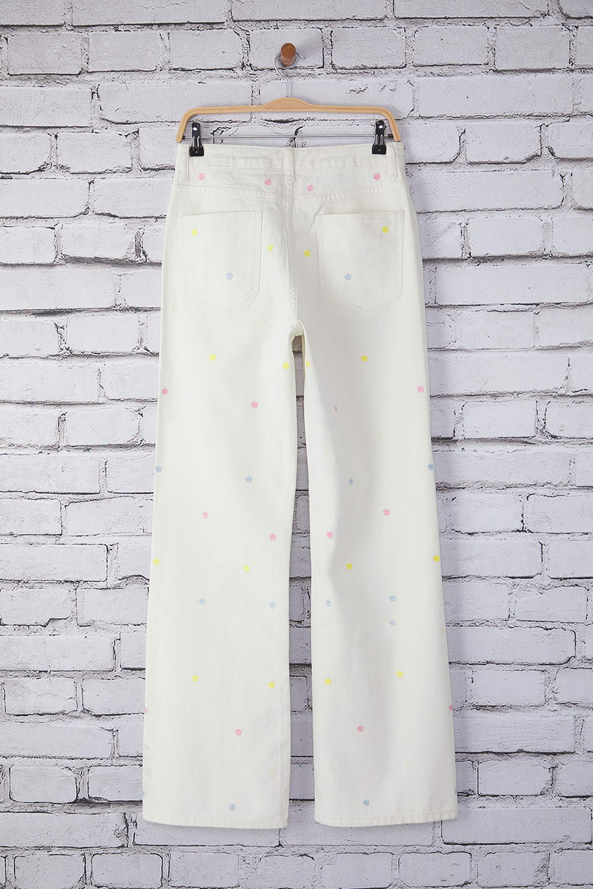 Trendyolmilla  Beyaz Çiçek Nakışlı Normal Bel Wide Leg Jeans TWOSS25JE00232 - Görsel 7