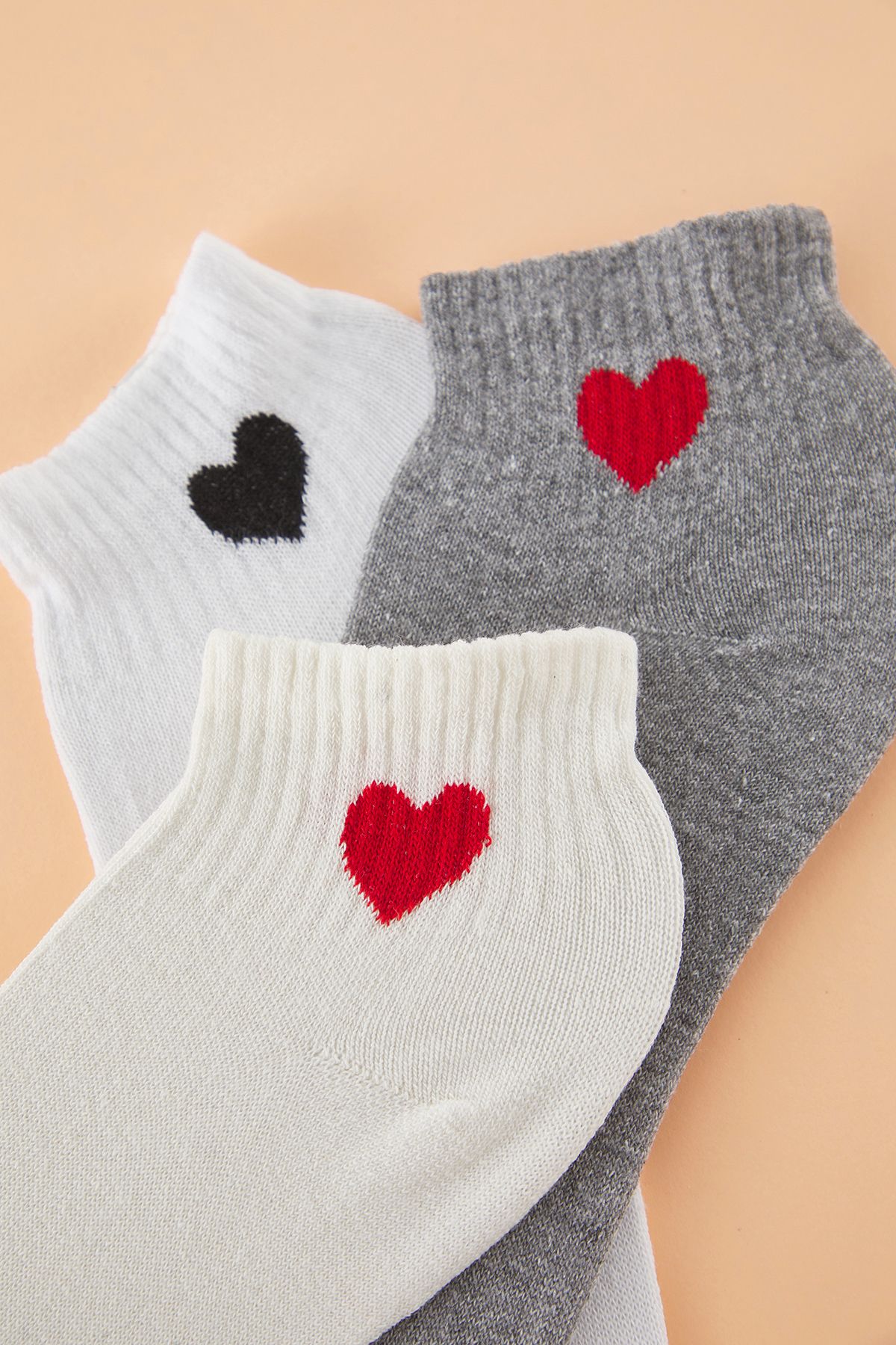 Trendyol Collection-Weiß-Graue 3er-Pack halblange Stricksocken mit Herzmuster THMSS25CO00009 3