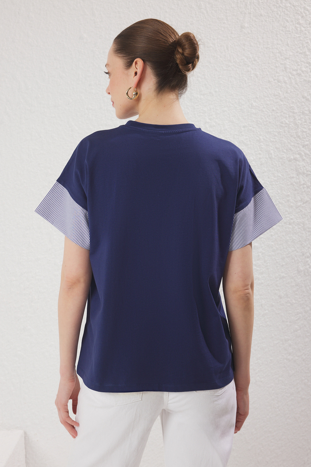 Trendyolmilla  Lacivert Kalın Pamuklu Relaxed/Rahat Kesim Poplin Kol Detaylı Örme T-Shirt TWOSS24TS00007 - Görsel 4