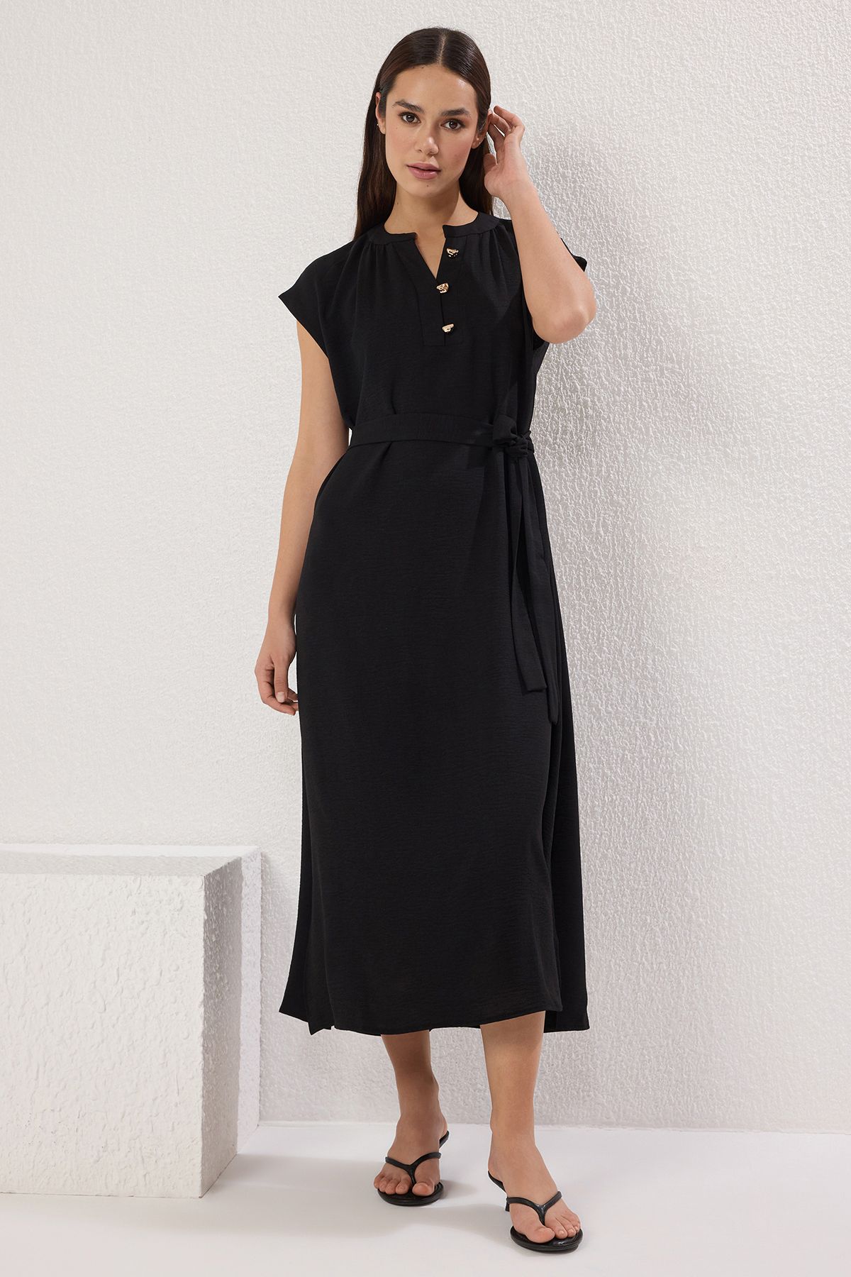 Trendyol Collection-Ткана сукня міді TWOSS25EL00630 з дефектами вирізу чорного кольору 3
