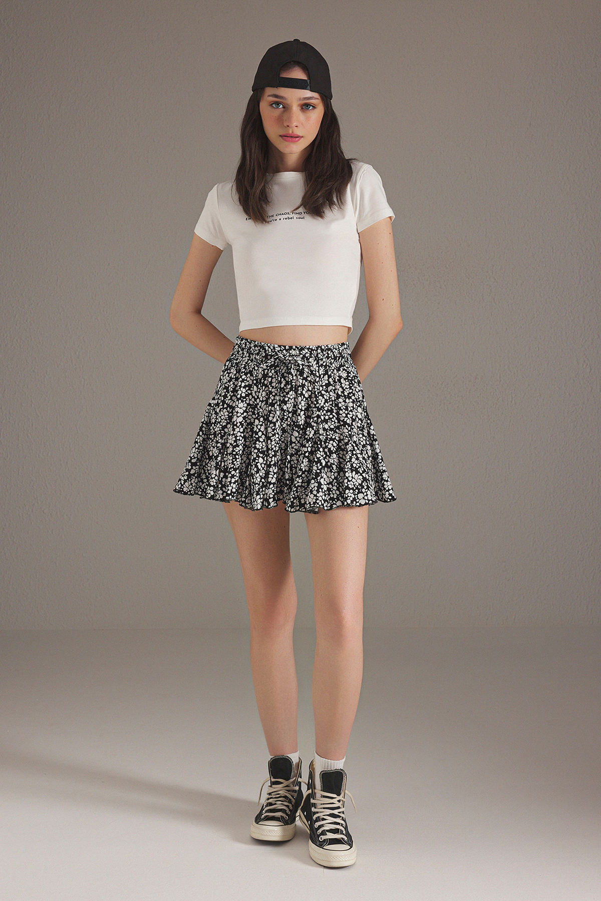 Trendyolmilla  Siyah Fırfırlı Beli Lastikli Çiçekli Şort & Bermuda TWOSS25SR00193 - Görsel 2