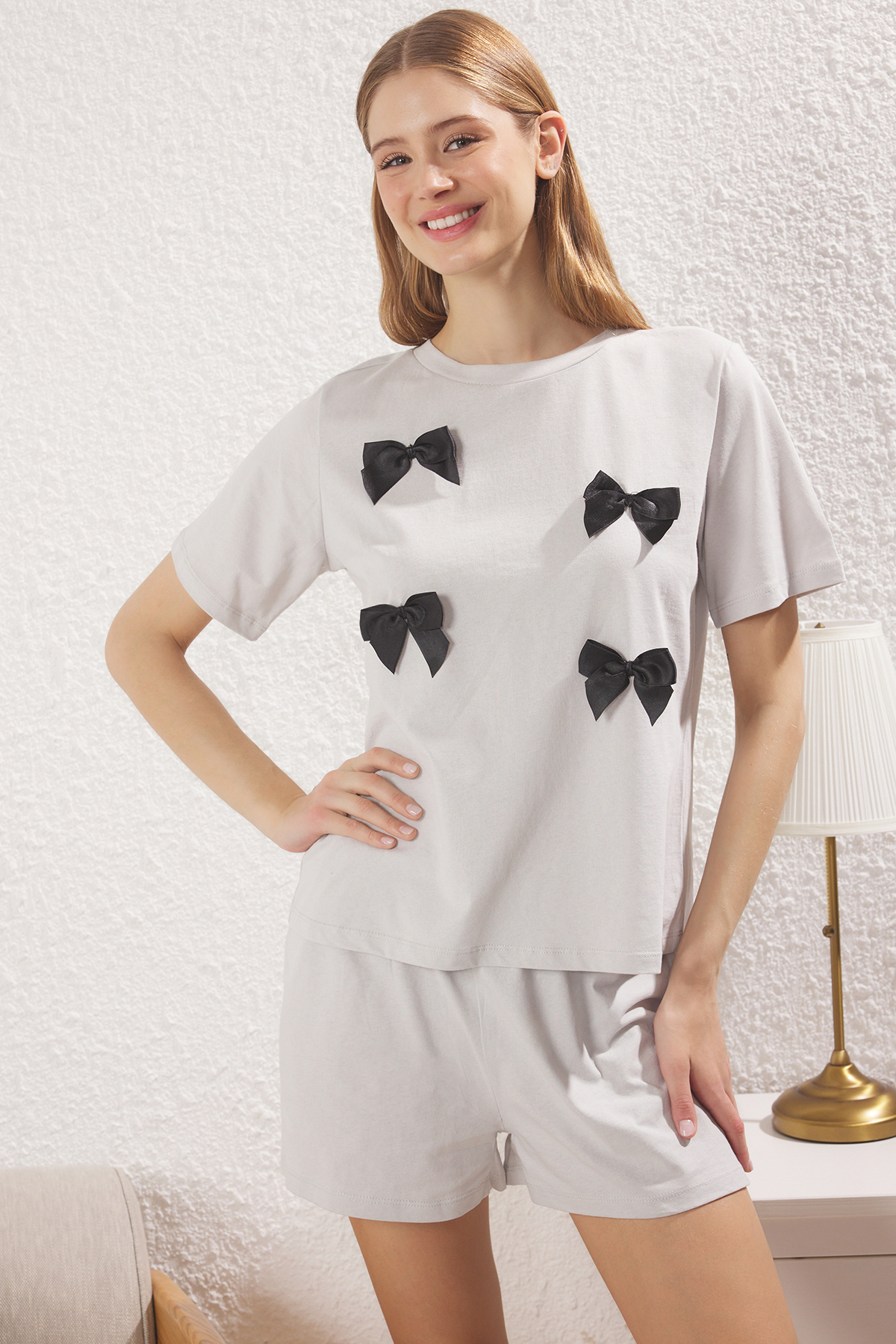 Trendyolmilla Açık Gri %100 Pamuklu Kurdele/Fiyonklu Şortlu Örme Pijama Takımı THMSS25PT00376
