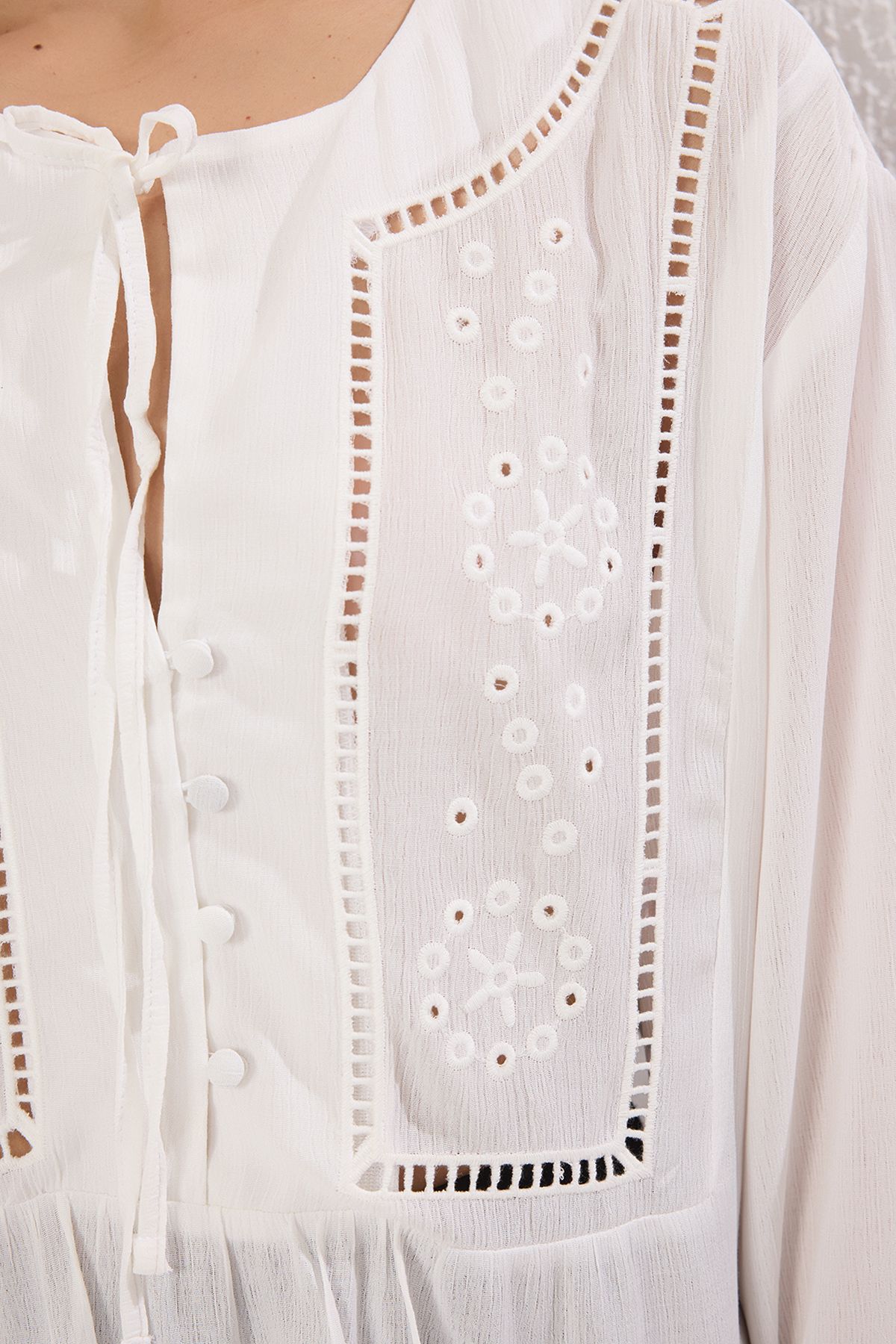 Trendyol Collection-Λευκή υφαντή μπλούζα με γιακά με σχοινί με λεπτομέρεια κέντημα με μπαλόνι TWOSS25BZ00353 3