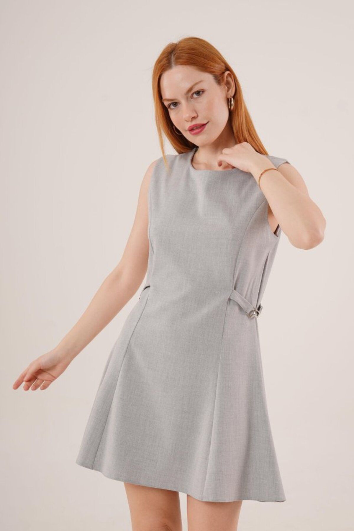 Gökyüzü Moda Yanları Zincir Detaylı Sıfır Kol Gri Mini Elbise