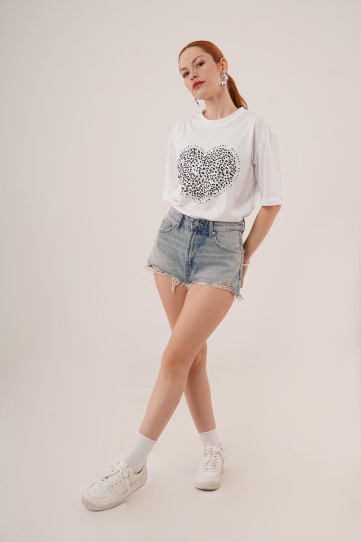 MODA Kalp Baskılı Crop Beyaz Tişört