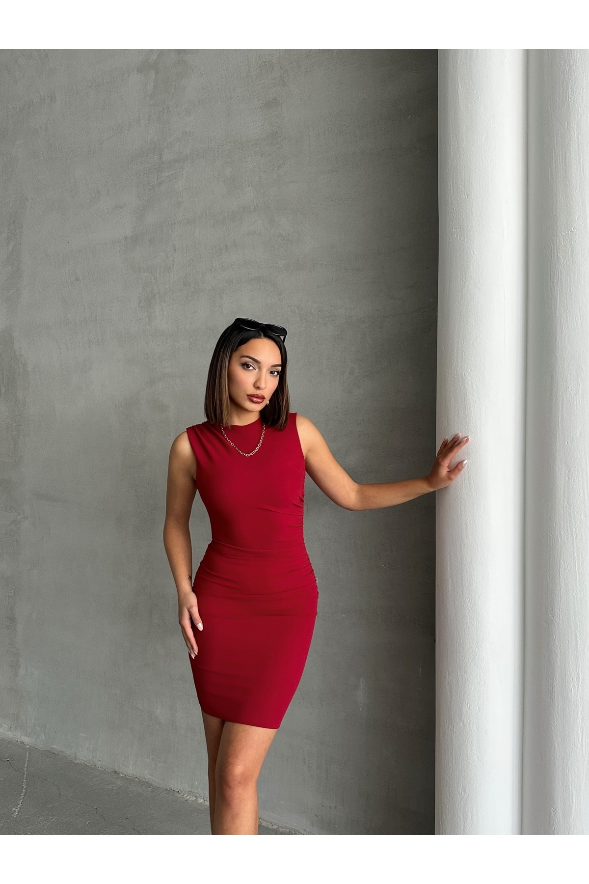 BEJNA-Rotes, drapiertes, ärmelloses Minikleid für Damen 3